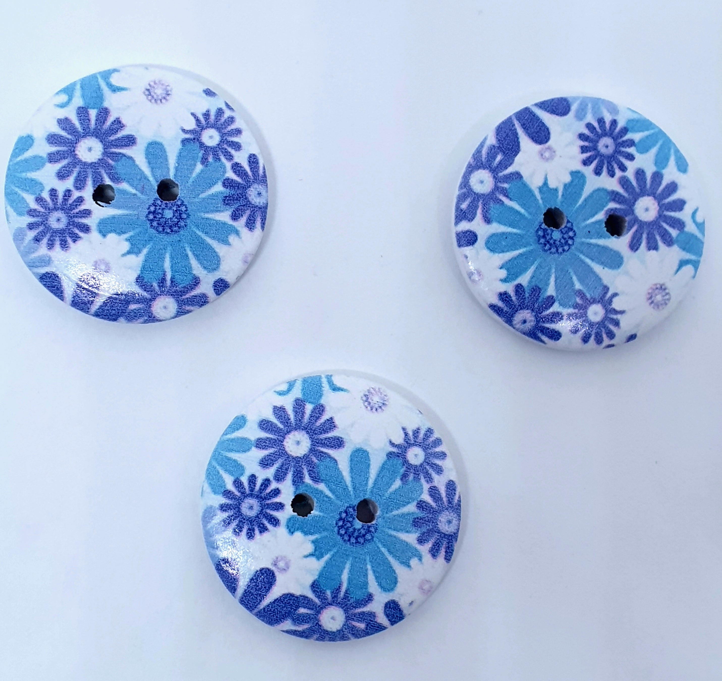 MajorCrafts 16pcs 30mm White & Blue Daisy Flower Pattern 2 Holes Large Wooden Sewing Buttons