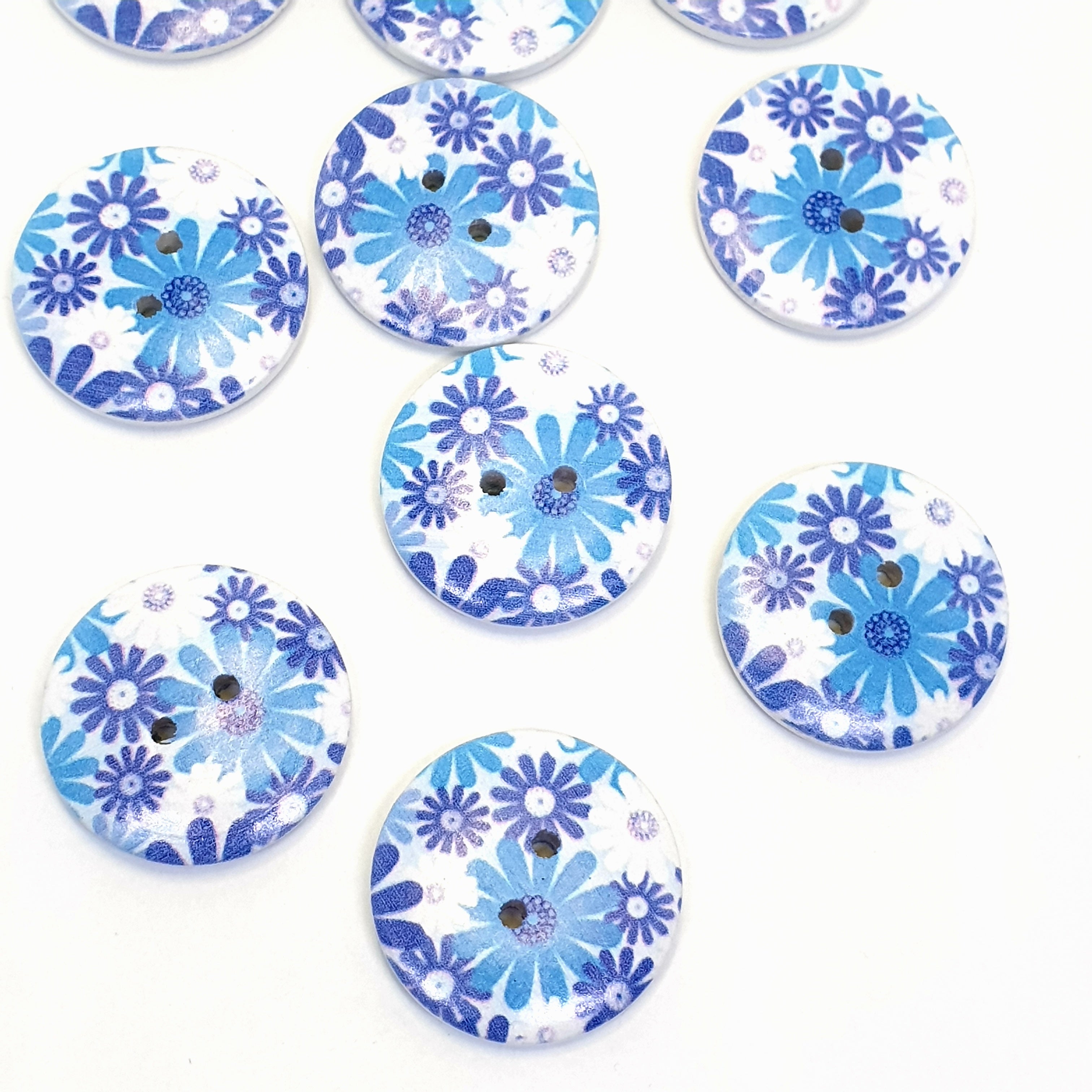 MajorCrafts 16pcs 30mm White & Blue Daisy Flower Pattern 2 Holes Large Wooden Sewing Buttons