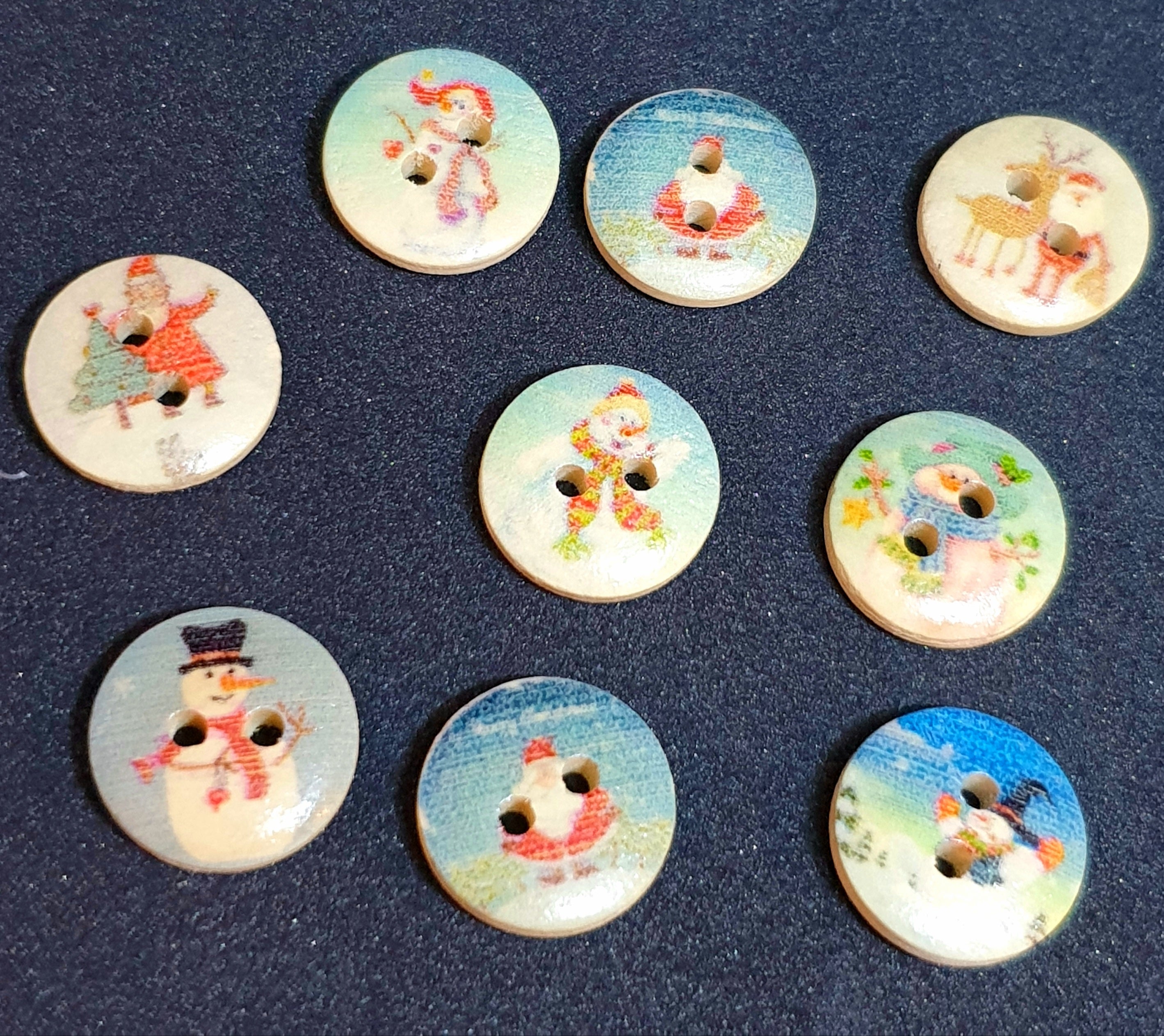 MajorCrafts 48pcs 15mm Mixed Colours Christmas Festive Themed 2 Holes White Round Wooden Sewing Buttons