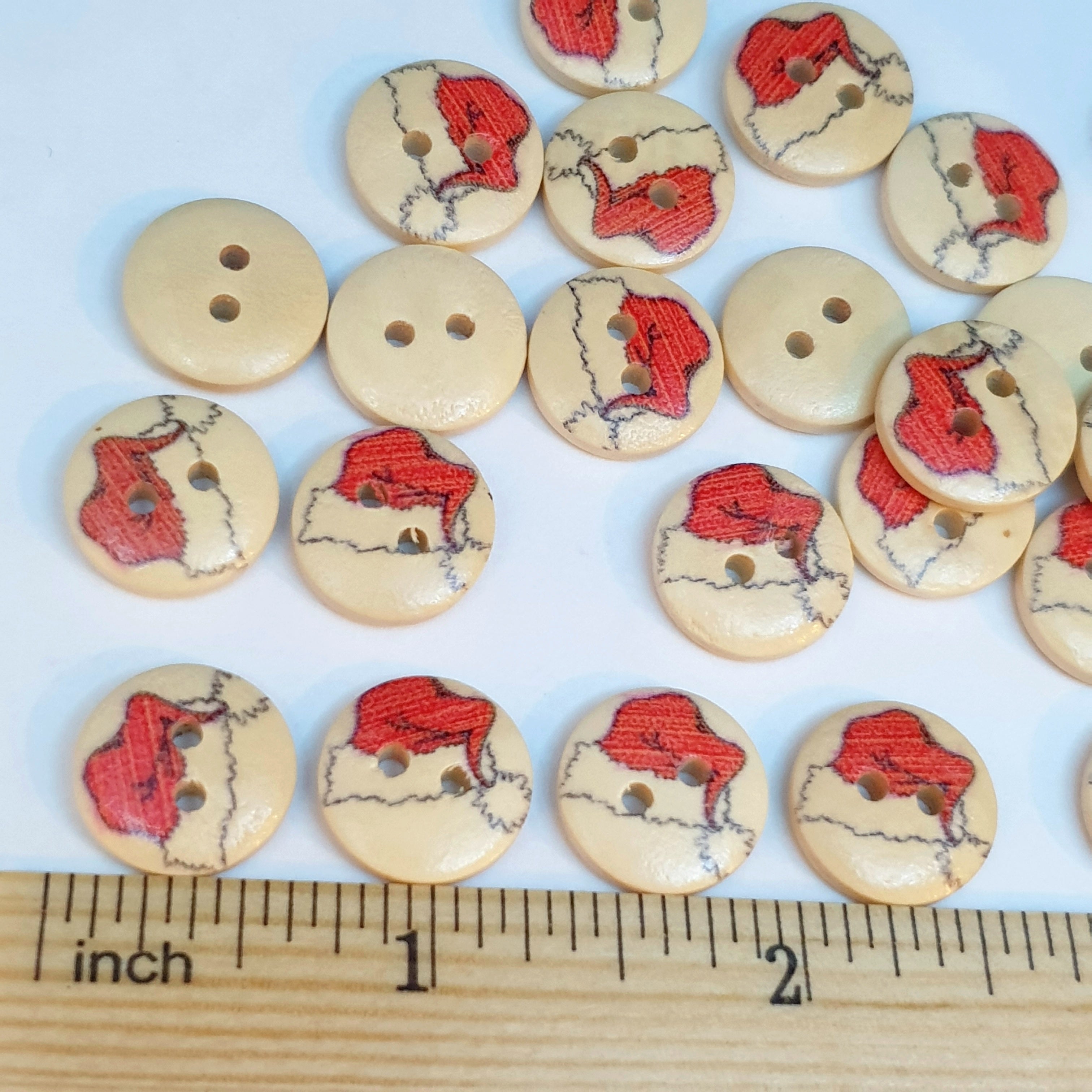 MajorCrafts 48pcs 15mm Light Brown and Red Christmas Hat Pattern 2 Holes White Round Wooden Sewing Buttons
