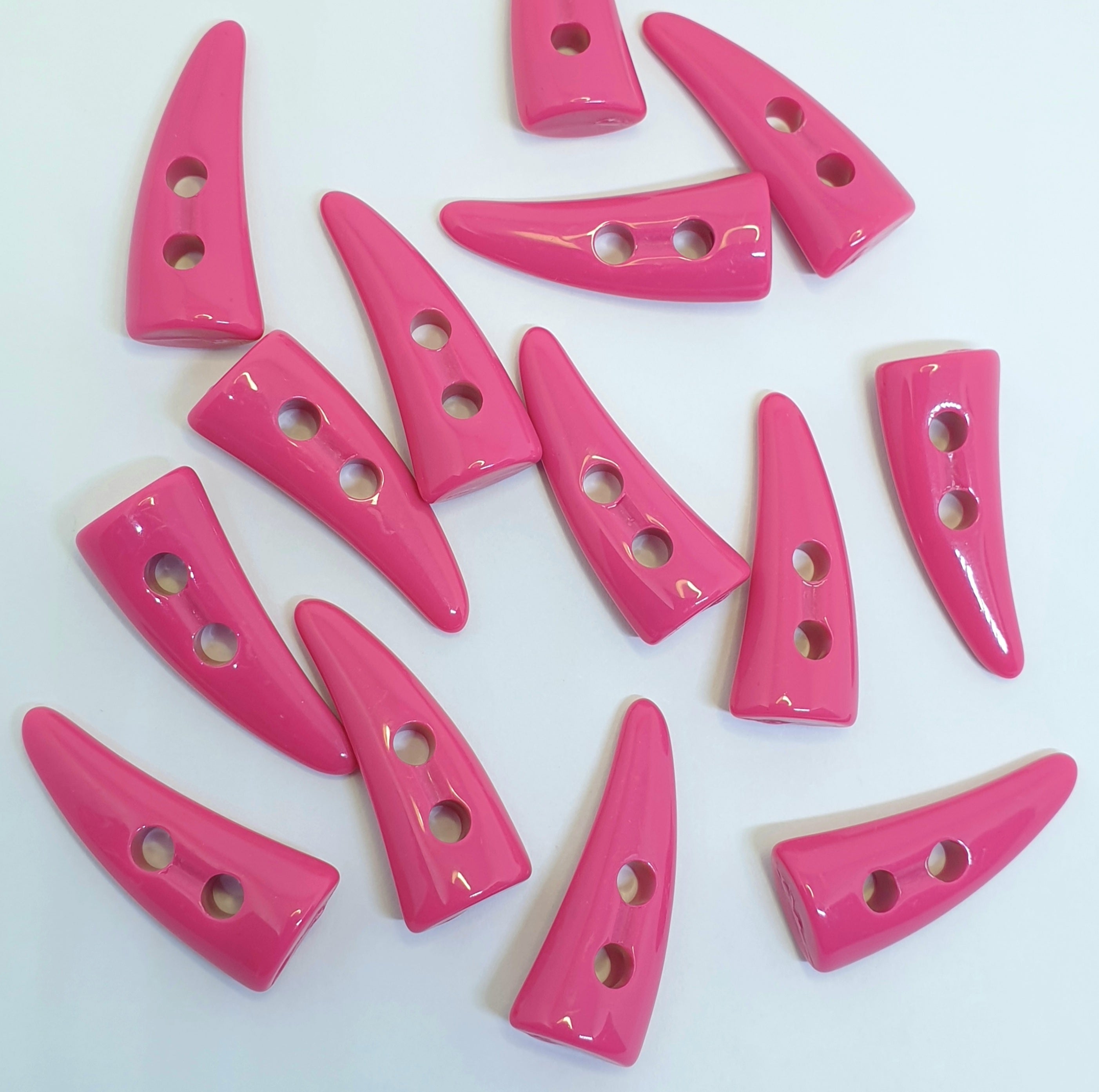 MajorCrafts 16pcs 30mm Hot Pink Horn/Tooth Shaped 2 Holes Sewing Toggle Acrylic Buttons