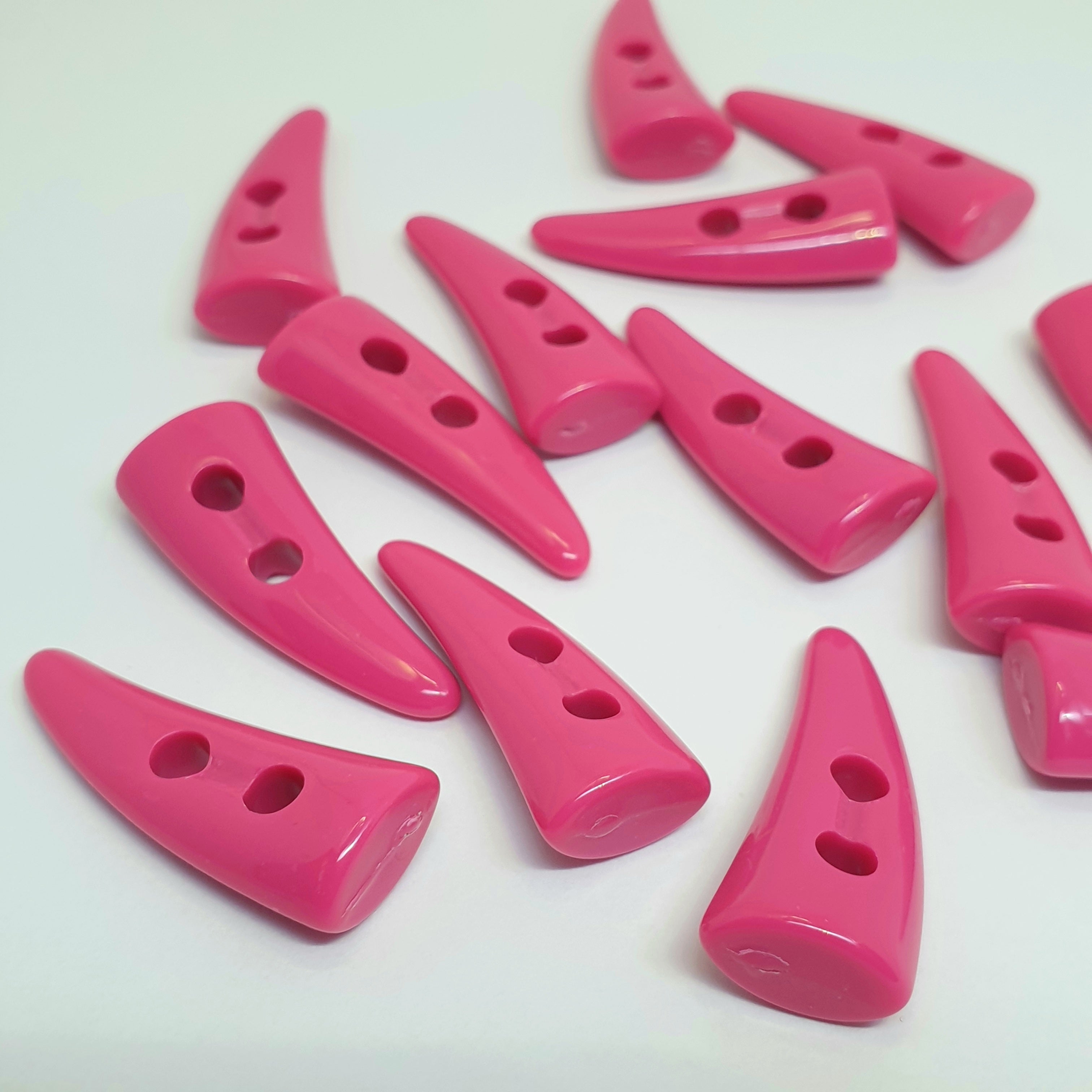MajorCrafts 16pcs 30mm Hot Pink Horn/Tooth Shaped 2 Holes Sewing Toggle Acrylic Buttons