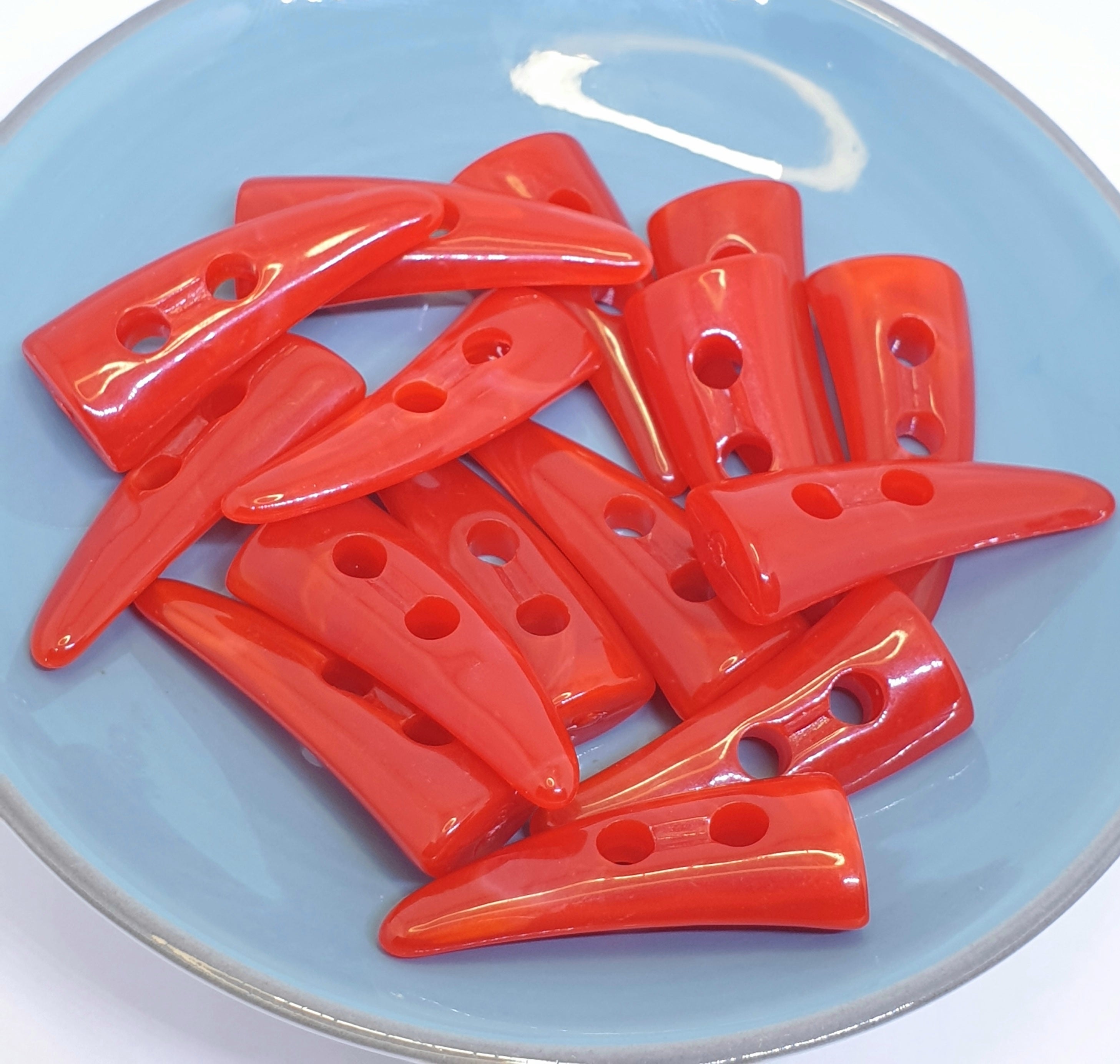 MajorCrafts 16pcs 30mm Red Horn/Tooth Shaped 2 Holes Sewing Toggle Acrylic Buttons