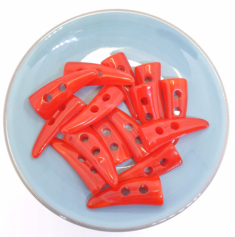 MajorCrafts 16pcs 30mm Red Horn/Tooth Shaped 2 Holes Sewing Toggle Acrylic Buttons