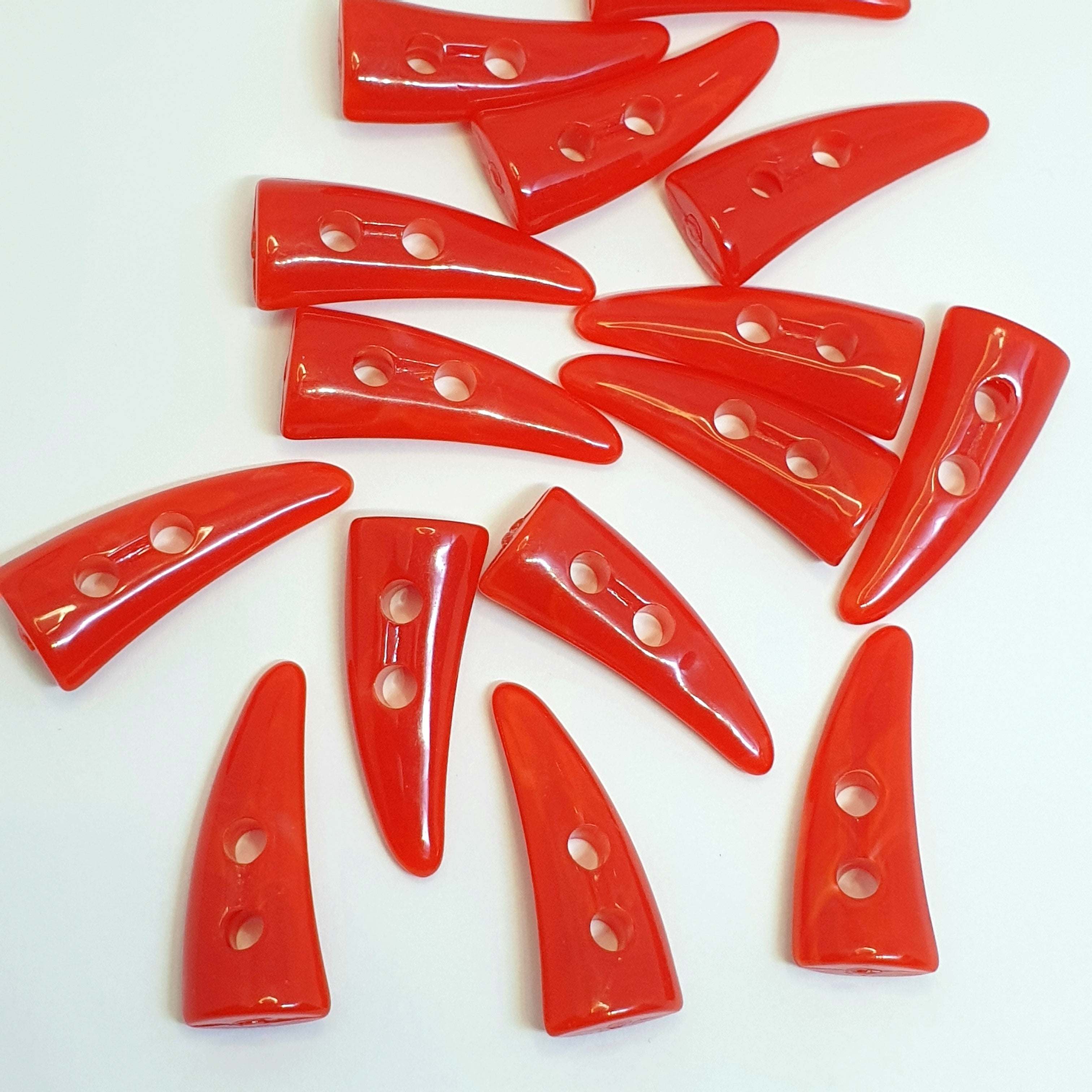 MajorCrafts 16pcs 30mm Red Horn/Tooth Shaped 2 Holes Sewing Toggle Acrylic Buttons