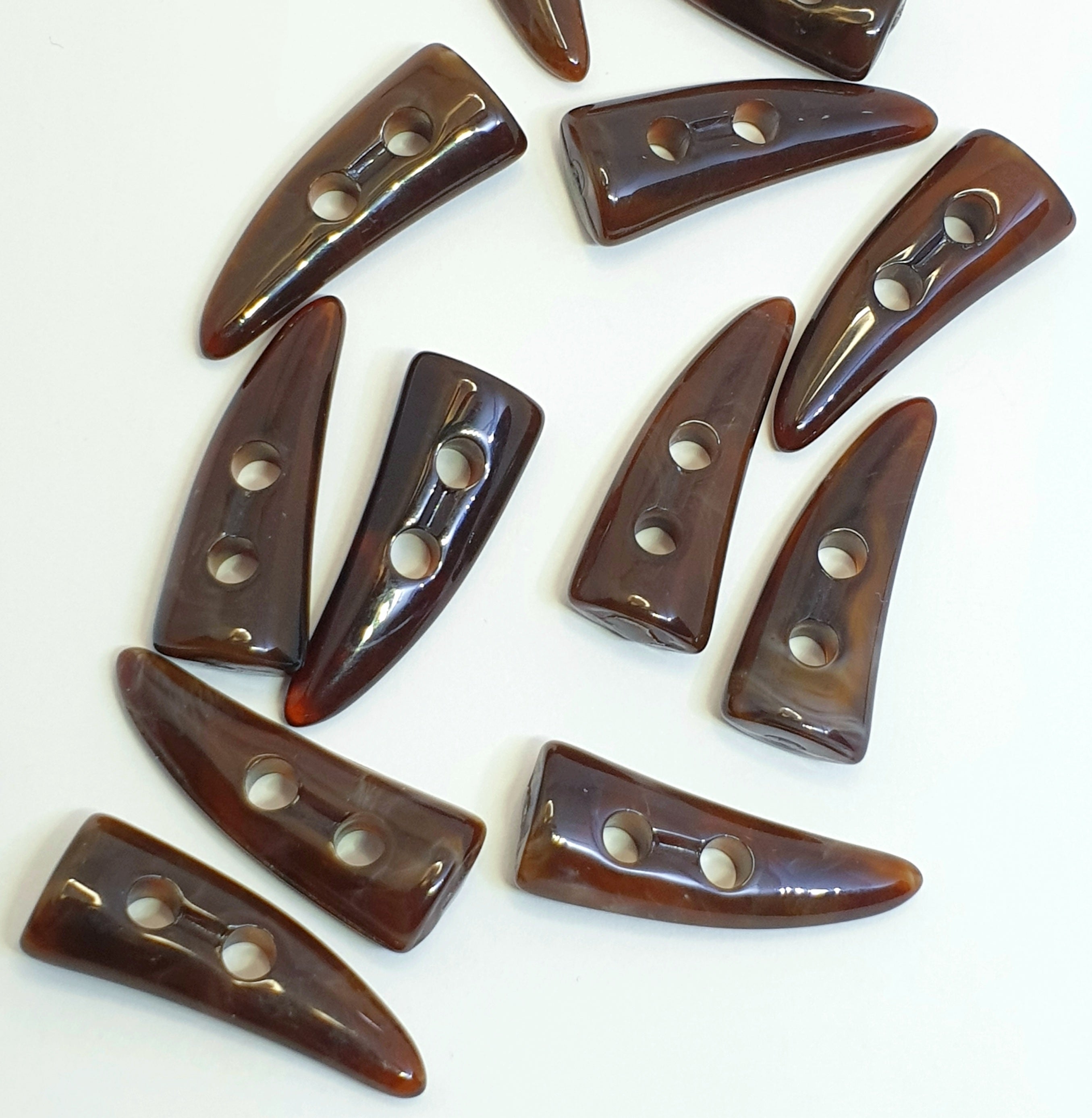 MajorCrafts 16pcs 30mm Dark Brown Horn/Tooth Shaped 2 Holes Sewing Toggle Acrylic Buttons