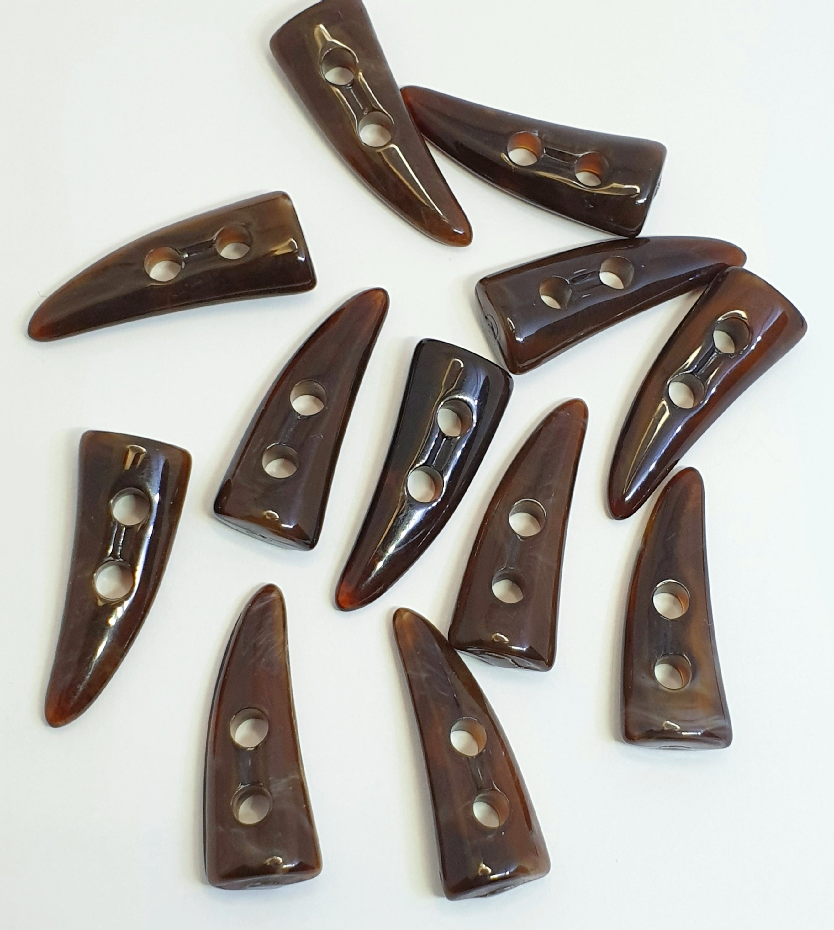 MajorCrafts 16pcs 30mm Dark Brown Horn/Tooth Shaped 2 Holes Sewing Toggle Acrylic Buttons