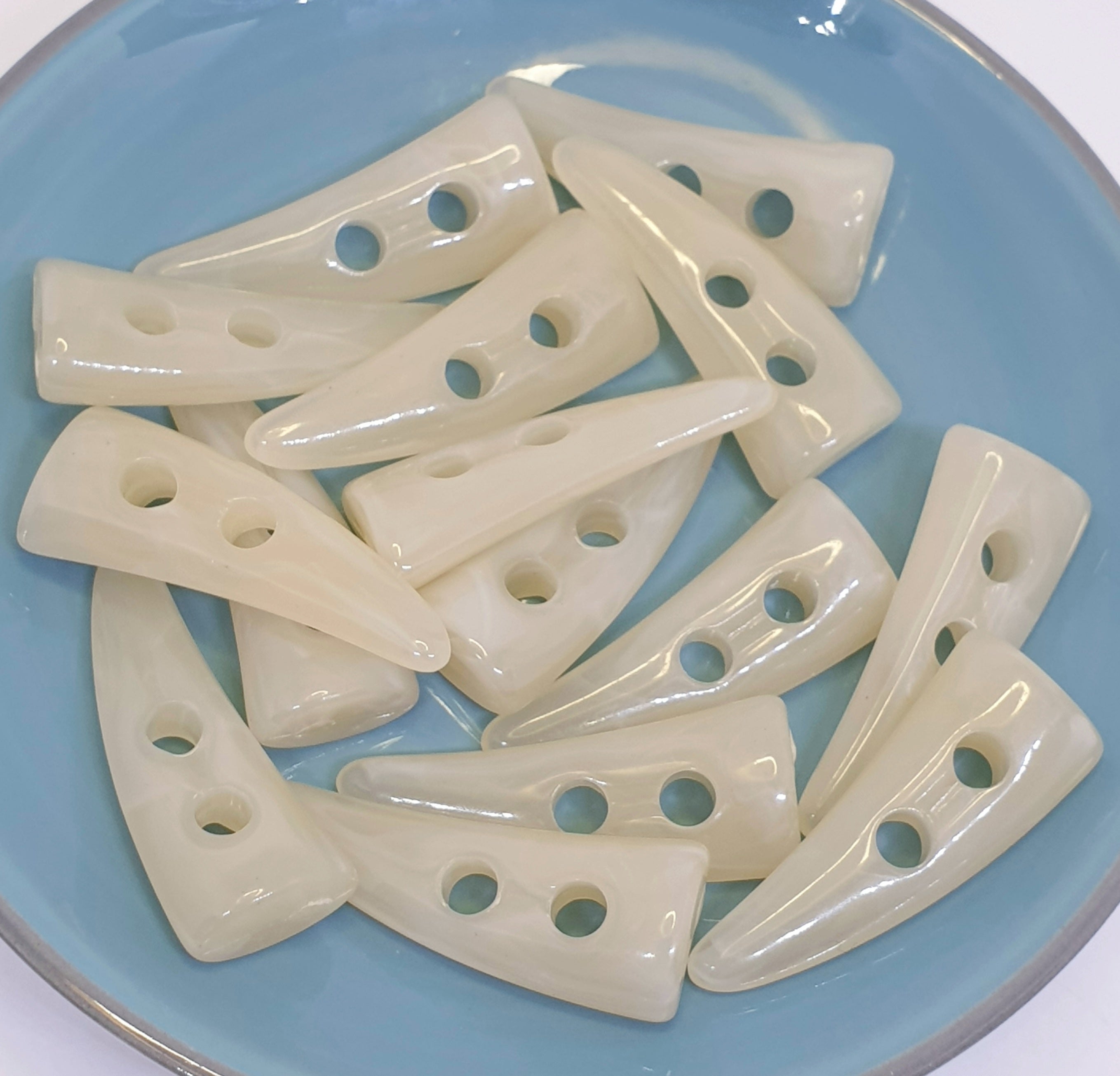 MajorCrafts 16pcs 30mm Cream Ivory Off-White Horn/Tooth Shaped 2 Holes Sewing Toggle Acrylic Buttons