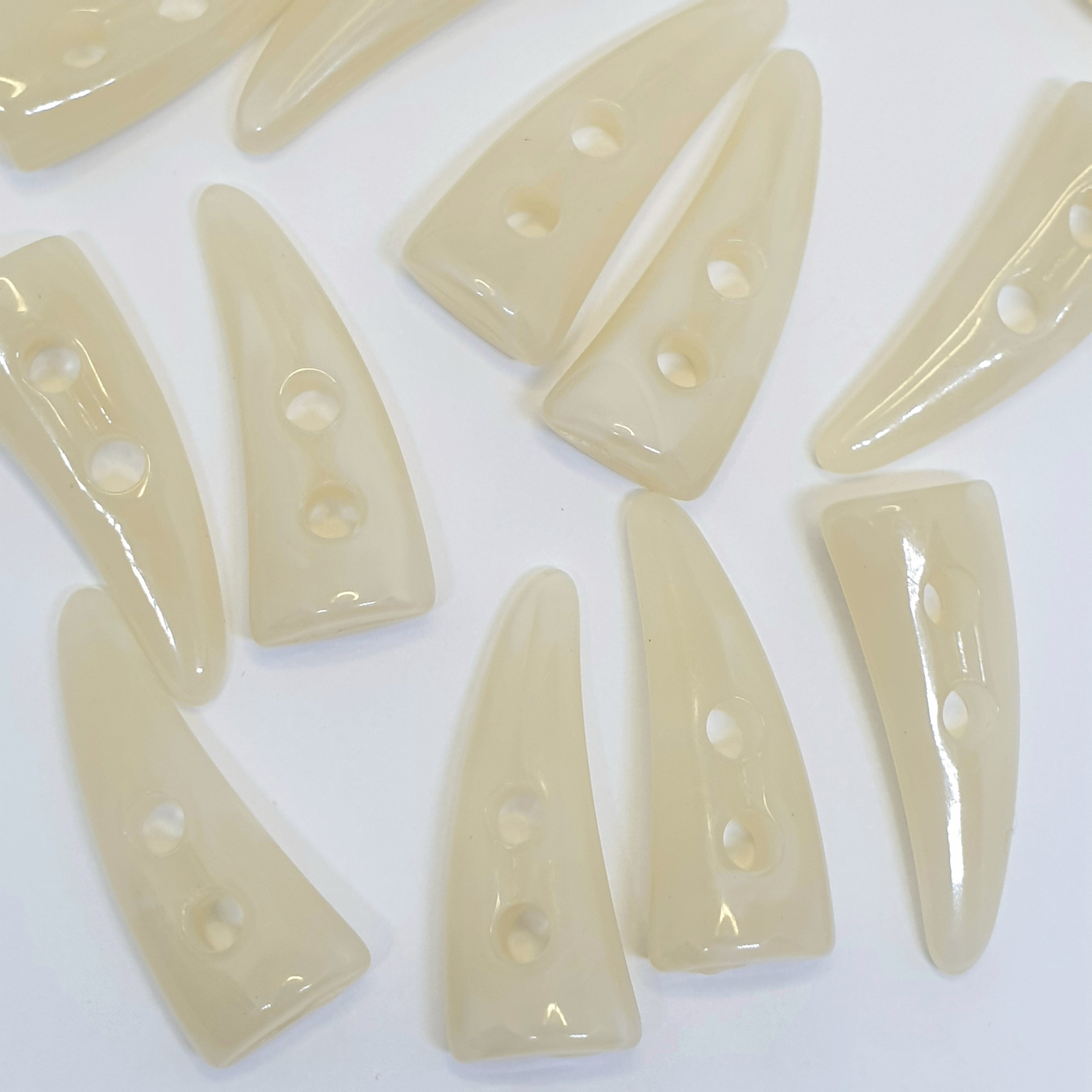 MajorCrafts 16pcs 30mm Cream Ivory Off-White Horn/Tooth Shaped 2 Holes Sewing Toggle Acrylic Buttons