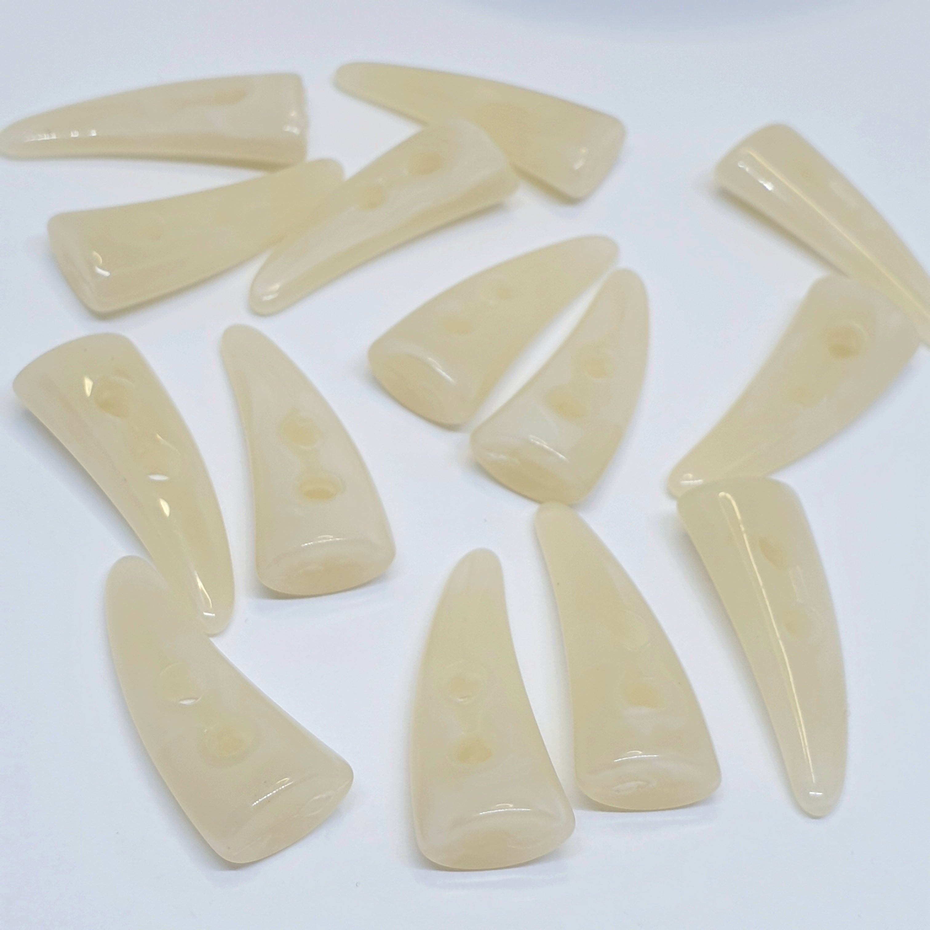 MajorCrafts 16pcs 30mm Cream Ivory Off-White Horn/Tooth Shaped 2 Holes Sewing Toggle Acrylic Buttons