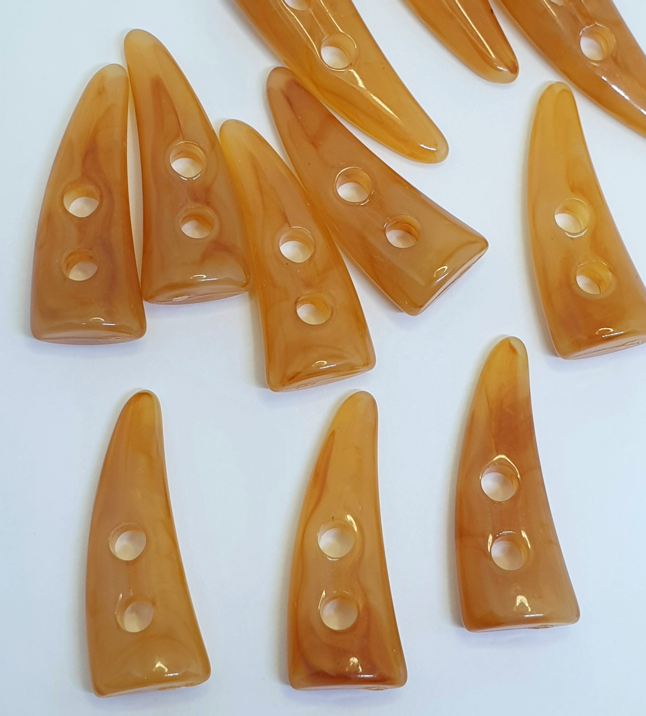MajorCraft 16pcs 30mm Golden Brown Horn/Tooth Shaped 2 Holes Sewing Toggle Acrylic Buttons