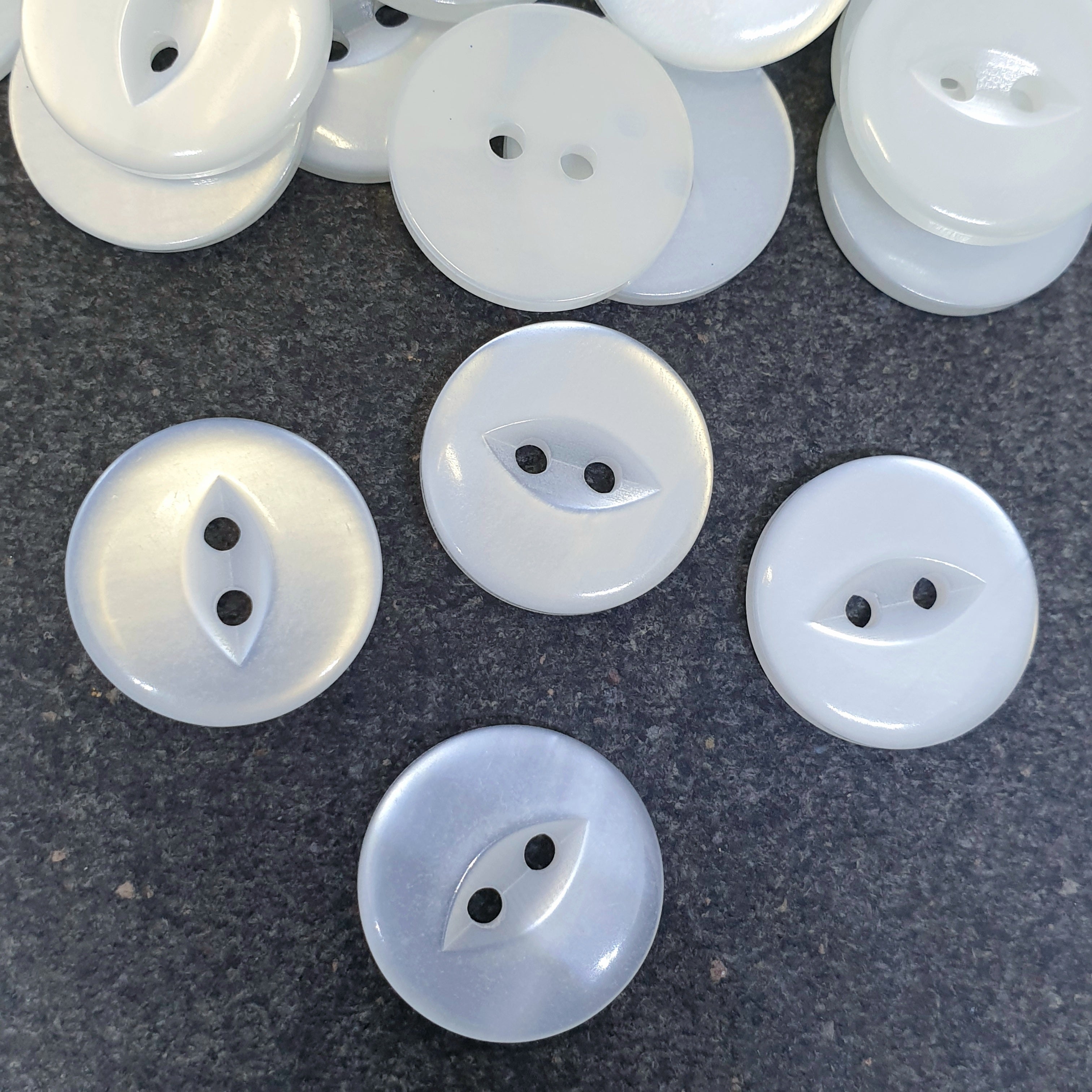 MajorCrafts 40pcs 19mm White Pearlescent Fish Eye 2 Holes Round Acrylic Sewing Buttons