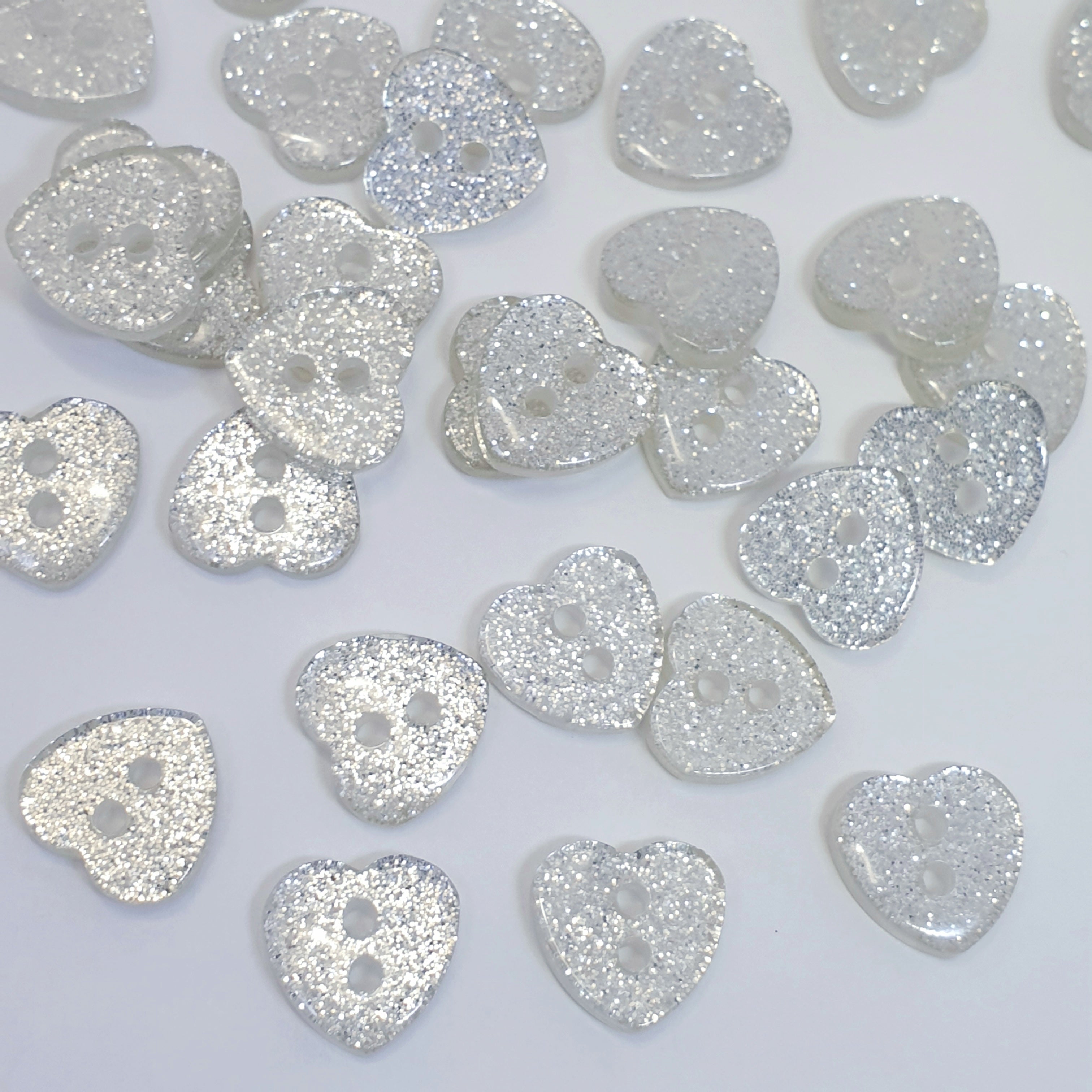 MajorCrafts 40pcs 12.5mm Clear Silver Glitter 2 Holes Small Heart Shaped Resin Sewing Buttons