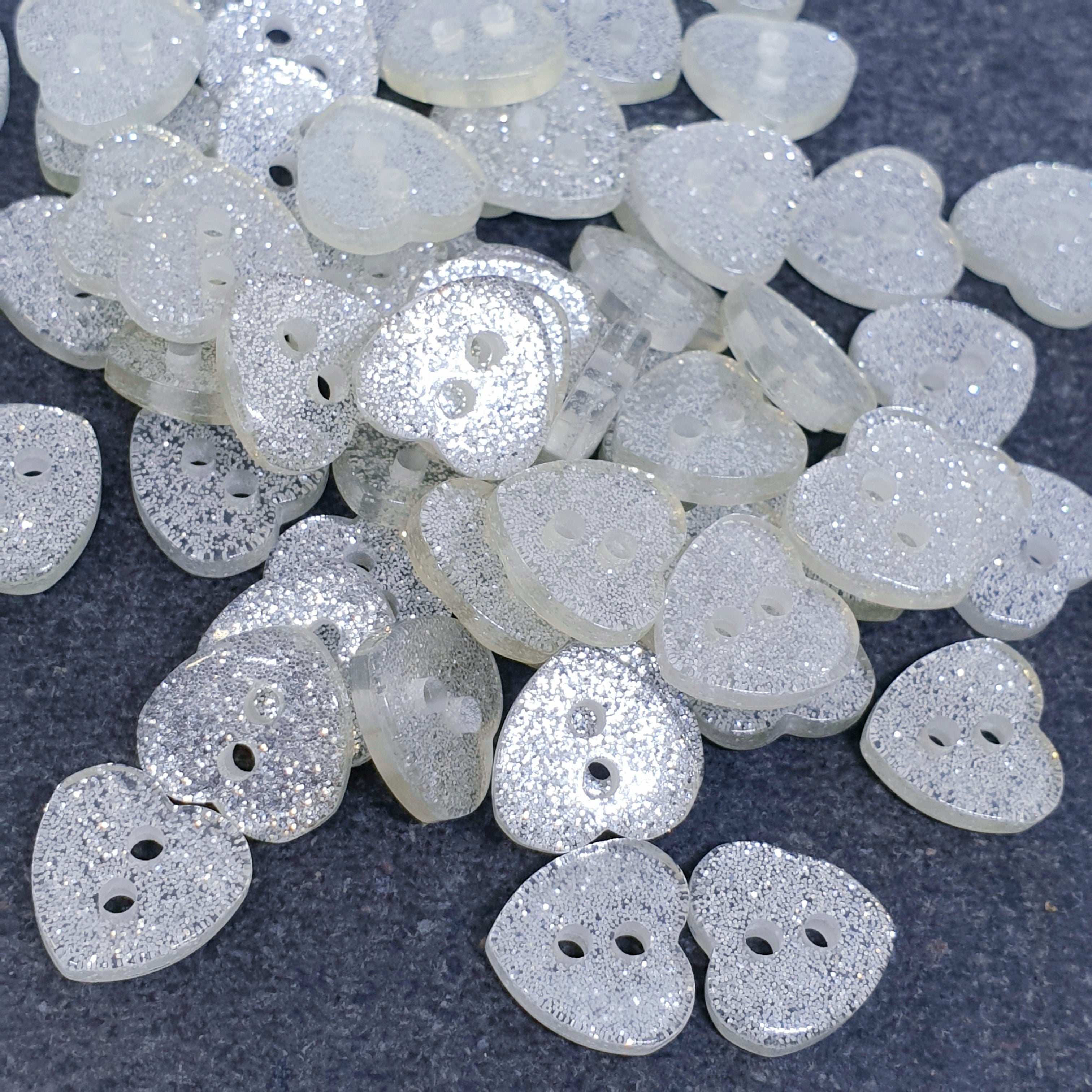 MajorCrafts 40pcs 12.5mm Clear Silver Glitter 2 Holes Small Heart Shaped Resin Sewing Buttons