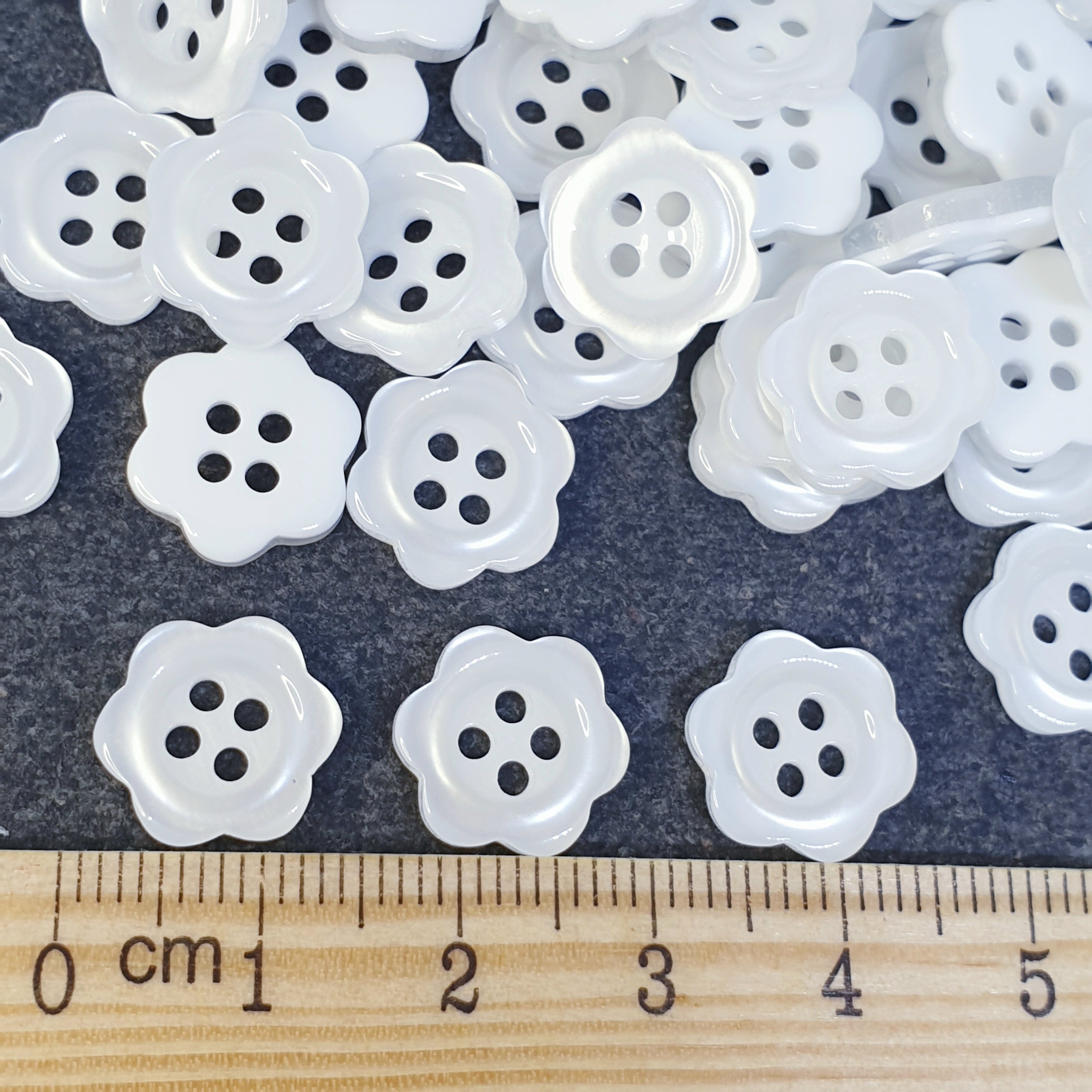 MajorCrafts 40pcs 12.5mm White Pearlescent Flower Shaped 4 Holes Small Resin Sewing Buttons