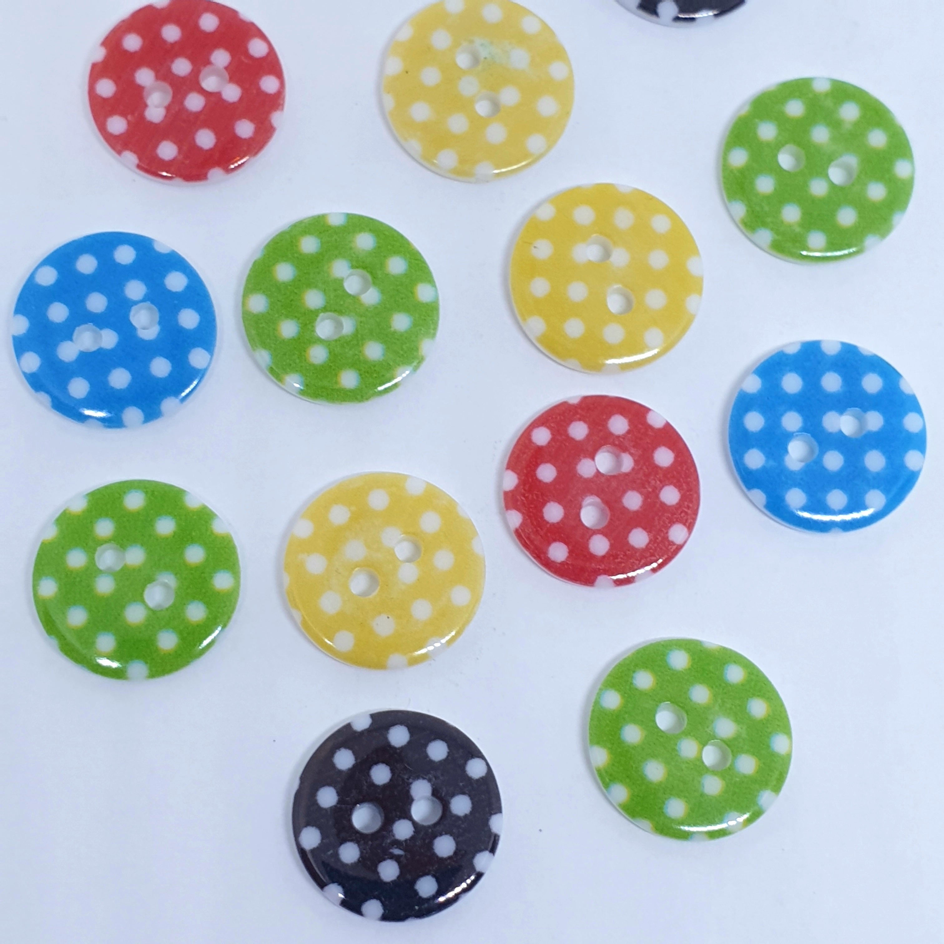 MajorCrafts 50pcs 15mm Mixed Colours Polka Dots Holes Round Resin Sewing Buttons