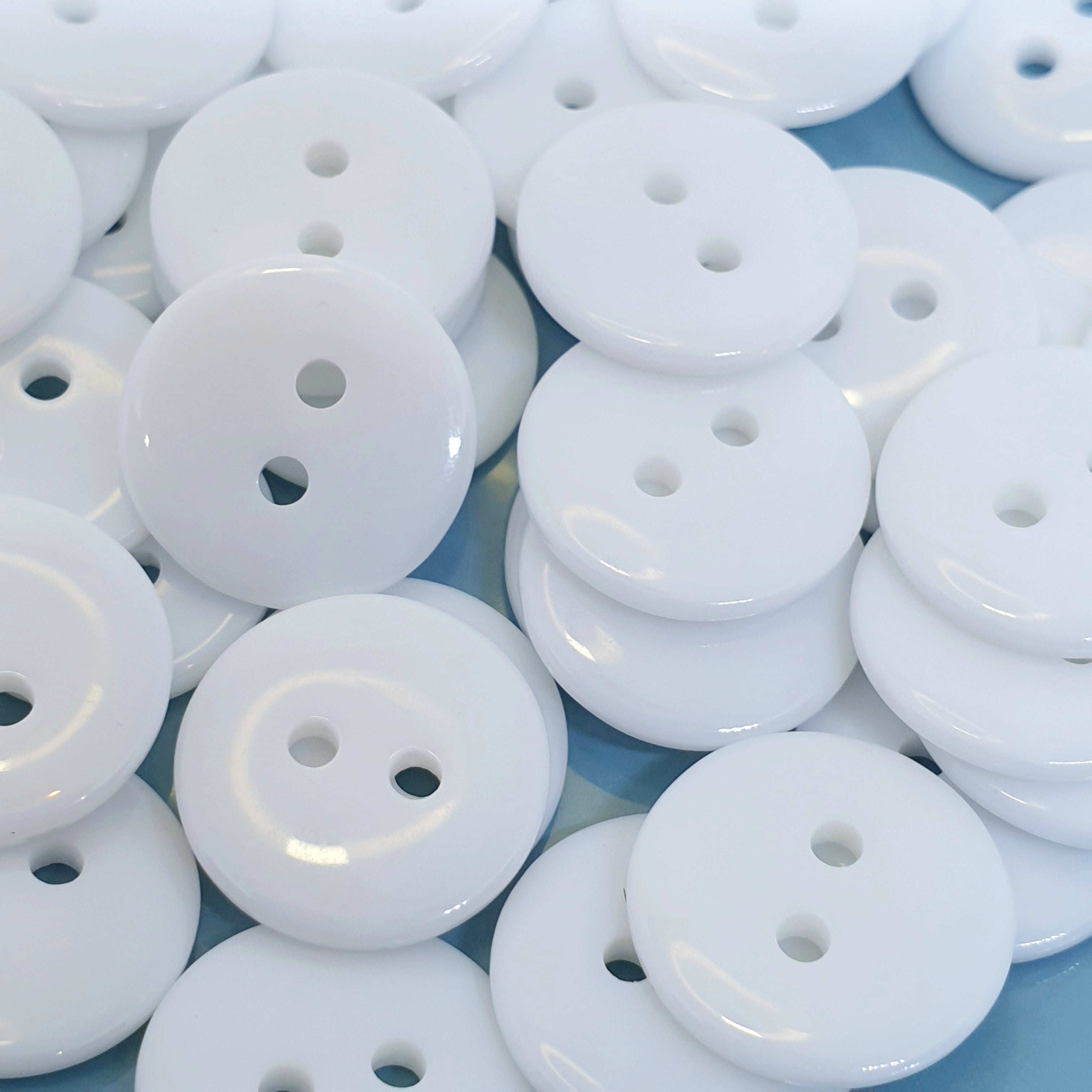 MajorCrafts 50pcs 18mm Glossy White 2 Holes Round Resin Sewing Buttons