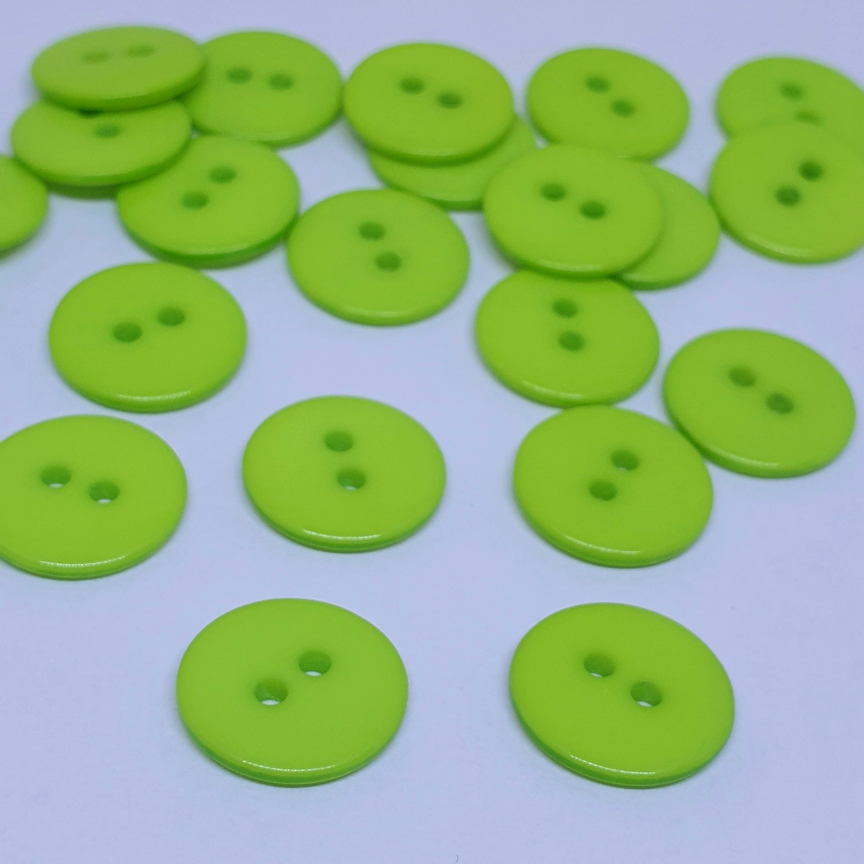 MajorCrafts 72pcs 15mm Apple Green 2 Holes Round Resin Sewing Buttons