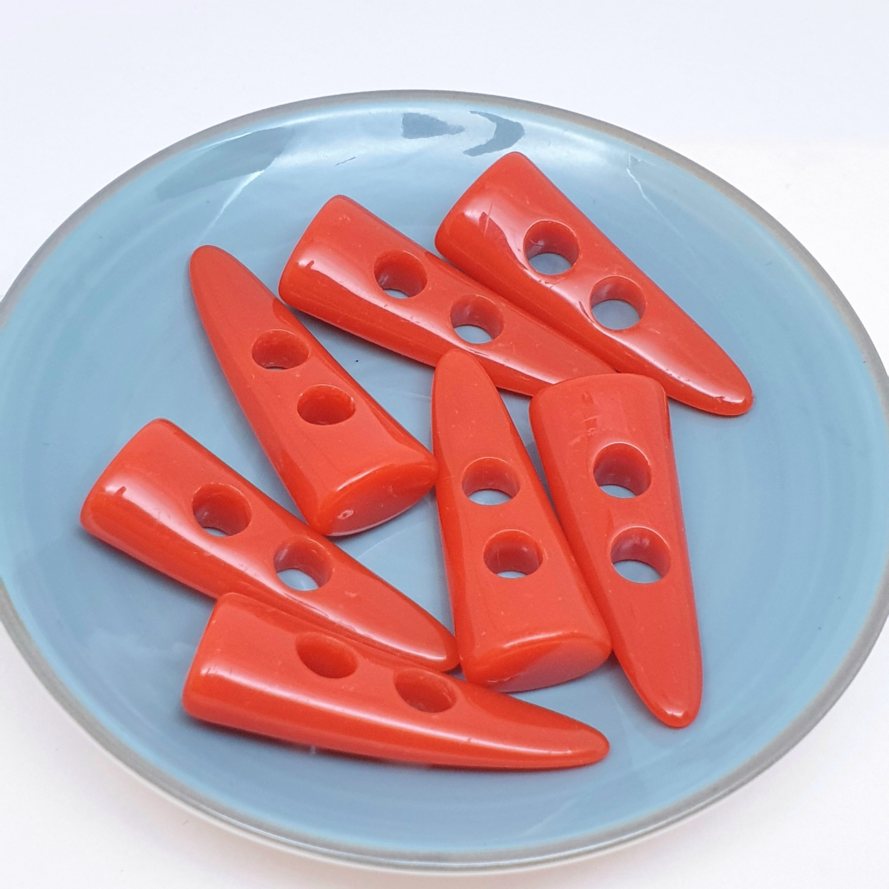 MajorCrafts 10pcs 40mm Red Horn/Tooth Forward Curved 2 Holes Sewing Toggle Large Acrylic Buttons