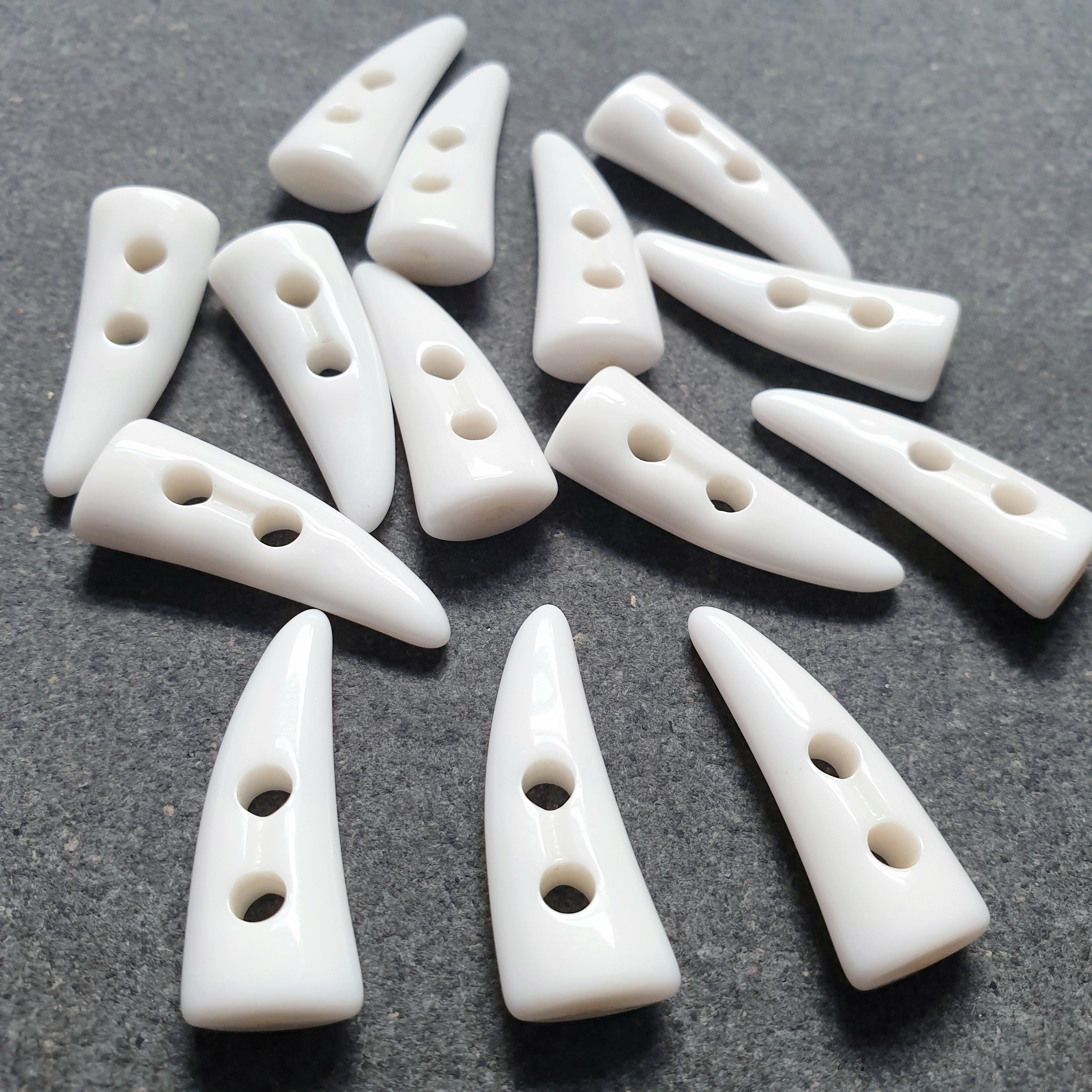 MajorCraft 16pcs 30mm White Horn/Tooth Shaped 2 Holes Sewing Toggle Acrylic Buttons