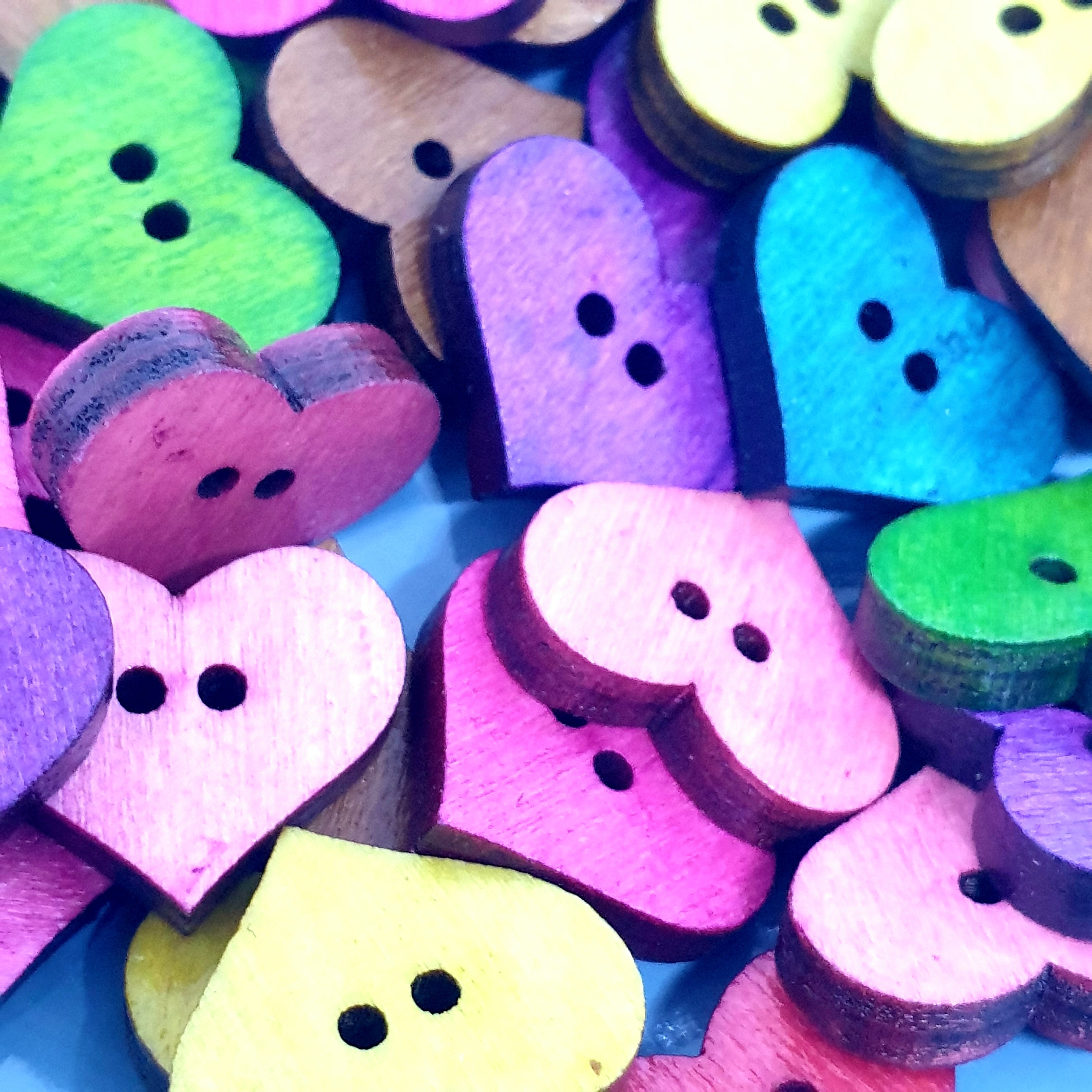 MajorCrafts 48pcs 20mm Randomly Mixed Colours 2 Holes Heart Shaped Wooden Sewing Buttons