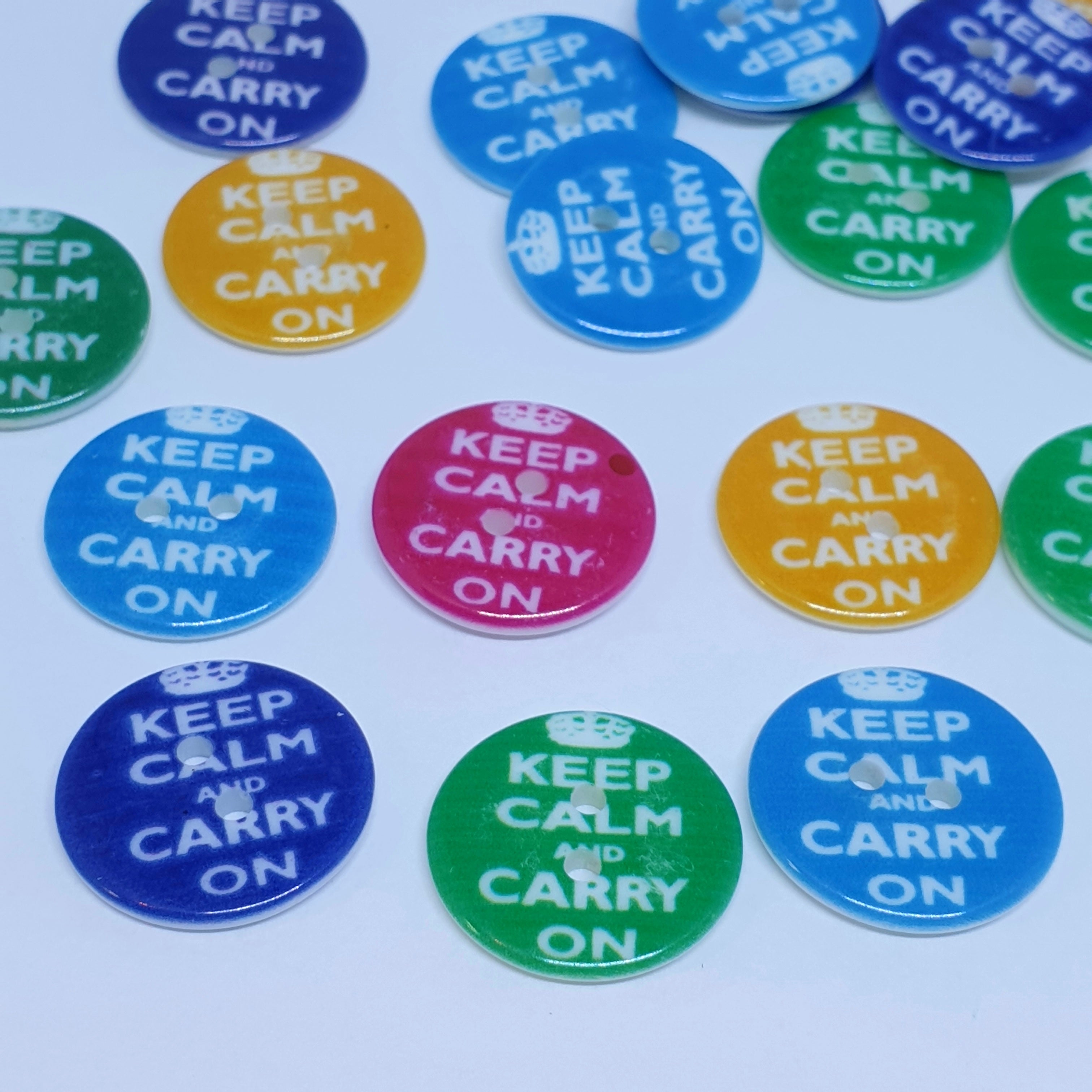 MajorCrafts 20pcs 20mm Random Mixed Colours 'Keep Calm and Carry On' Printed 2 Holes Round Resin Sewing Buttons