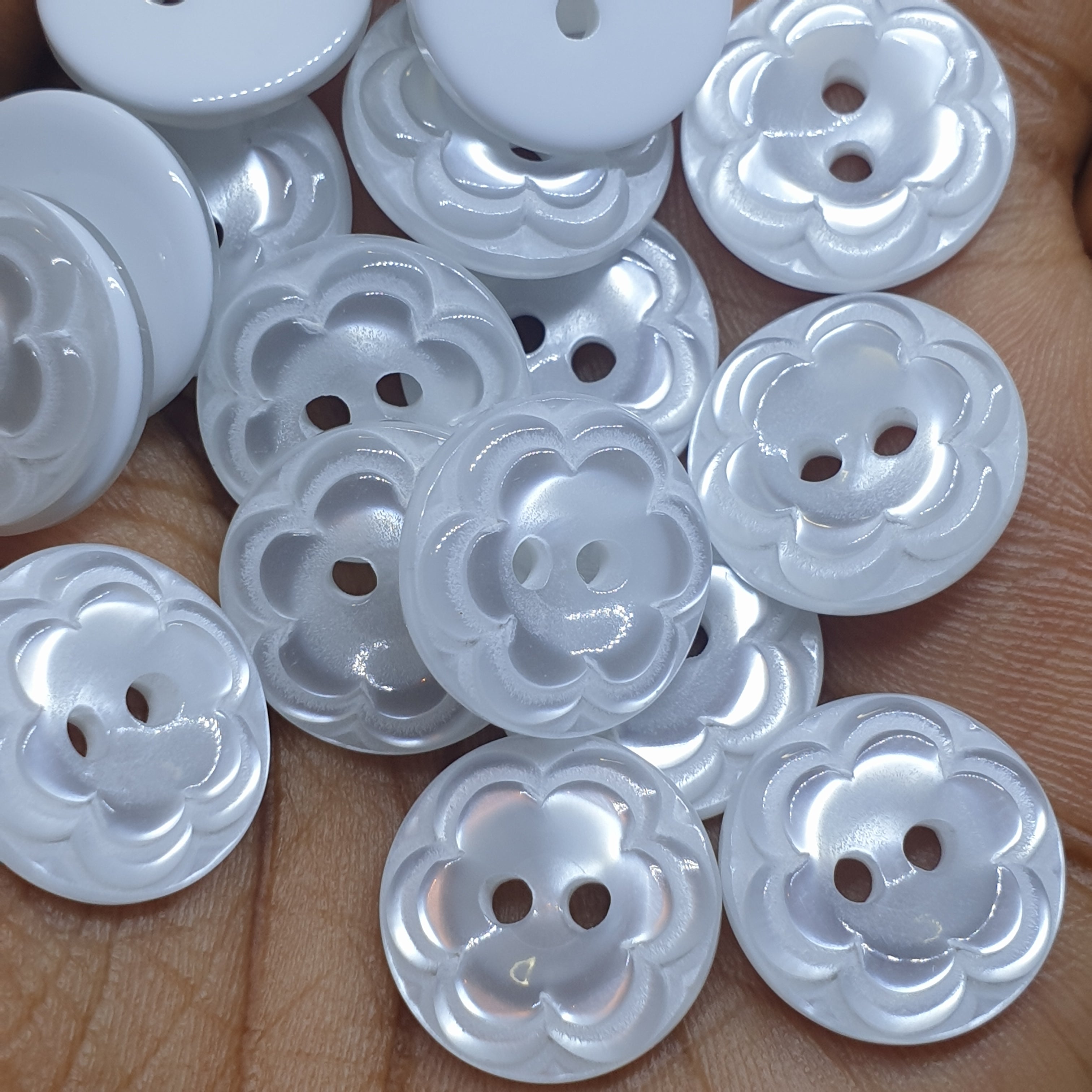 MajorCrafts 40pcs 15mm White Flower Pattern 2 Holes Small Round Resin Sewing Buttons