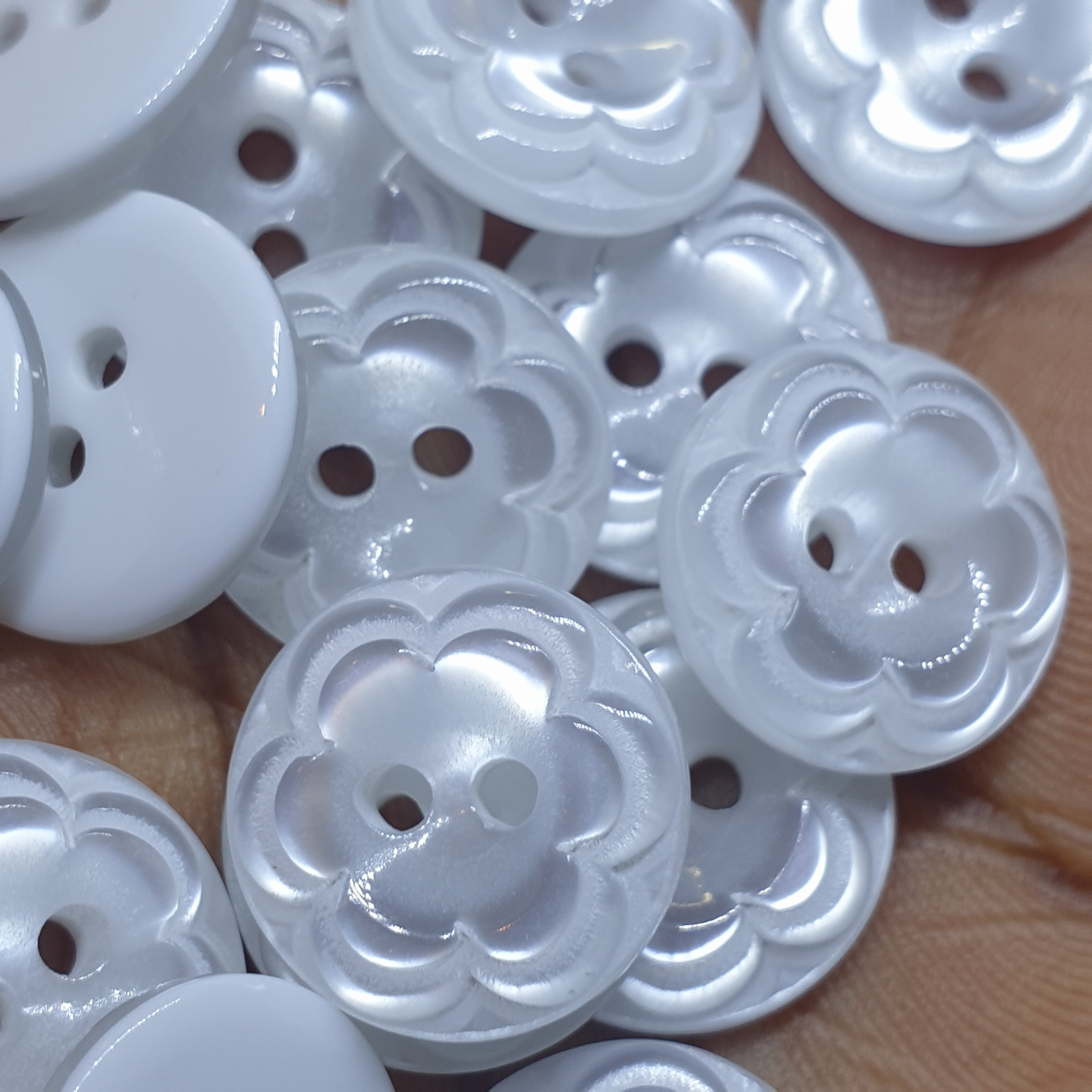 MajorCrafts 60pcs 12.5mm White Flower Pattern 2 Holes Small Round Resin Sewing Buttons