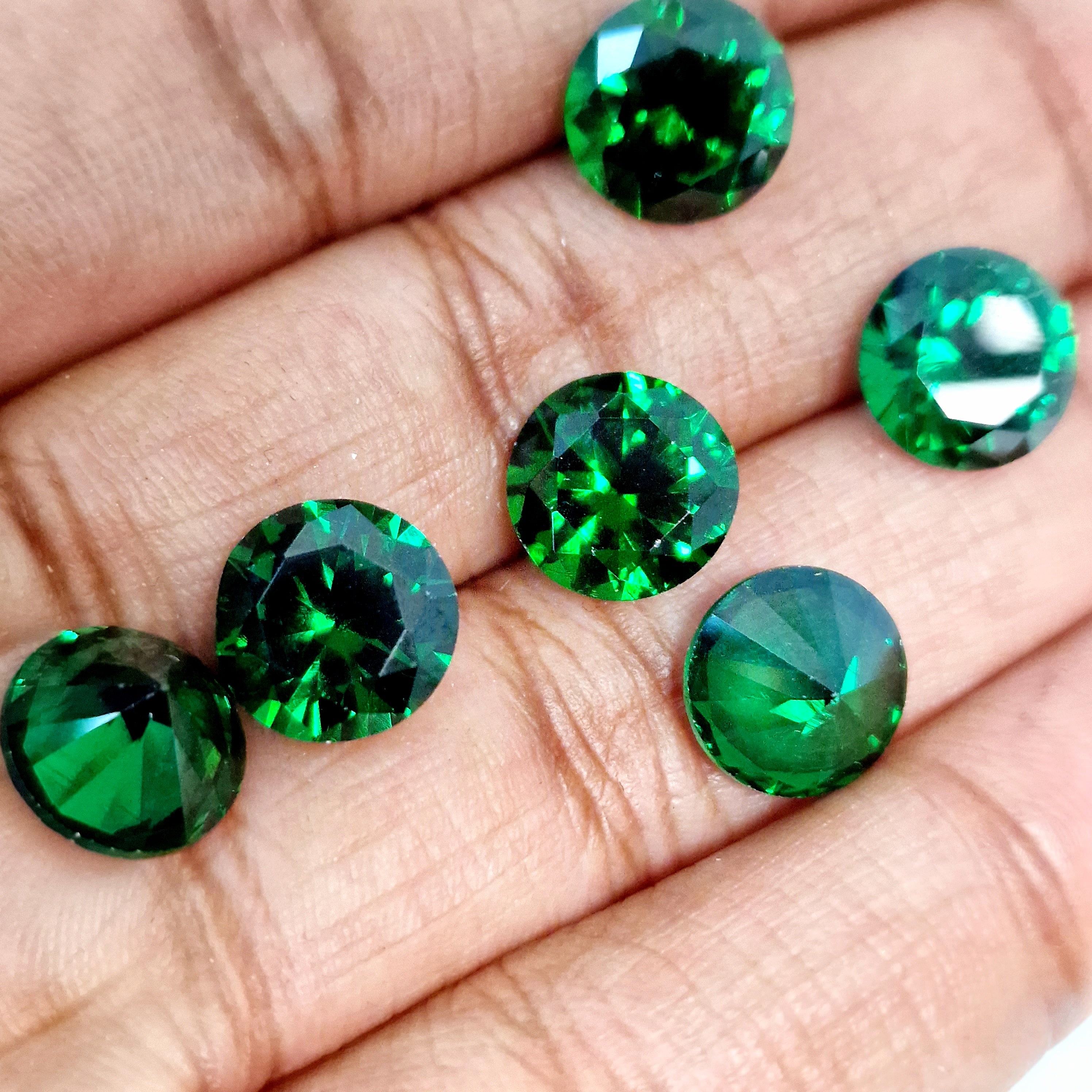 MajorCrafts 6pcs 10mm AAAAA (5A) Emerald Green Round Point Back Cubic Zirconia Stones