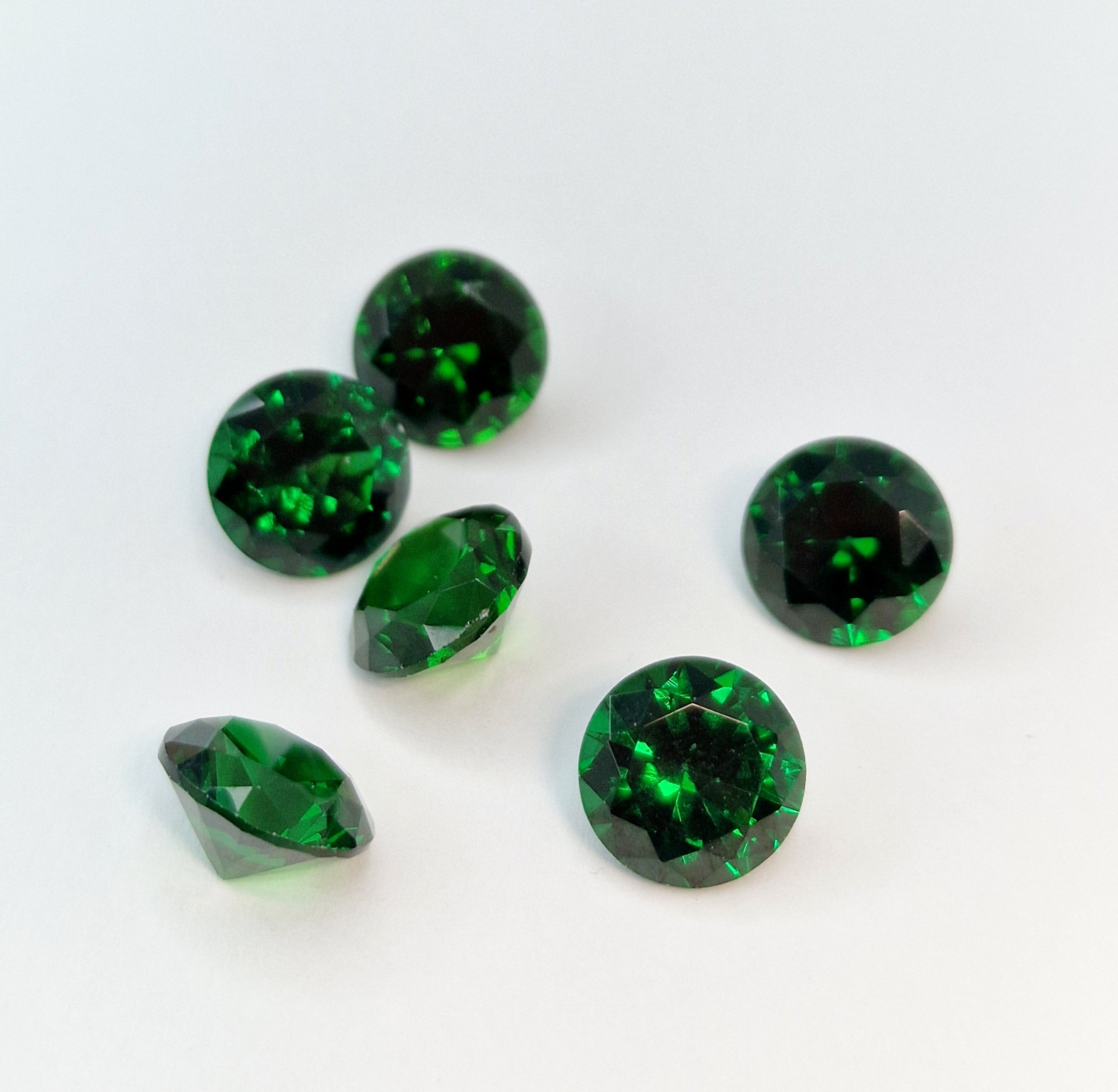 MajorCrafts 6pcs 10mm AAAAA (5A) Emerald Green Round Point Back Cubic Zirconia Stones