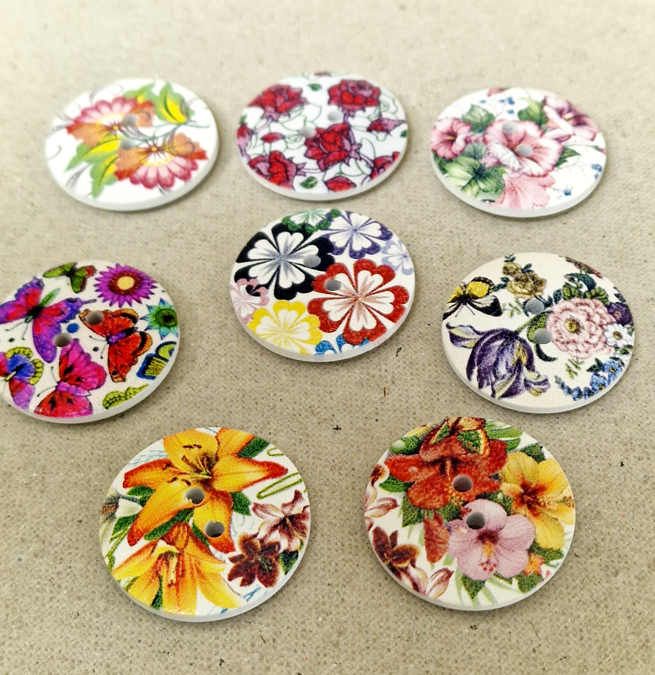 MajorCrafts 12pcs 30mm Mixed Floral Patterns 2 Holes Large Wooden Sewing Buttons