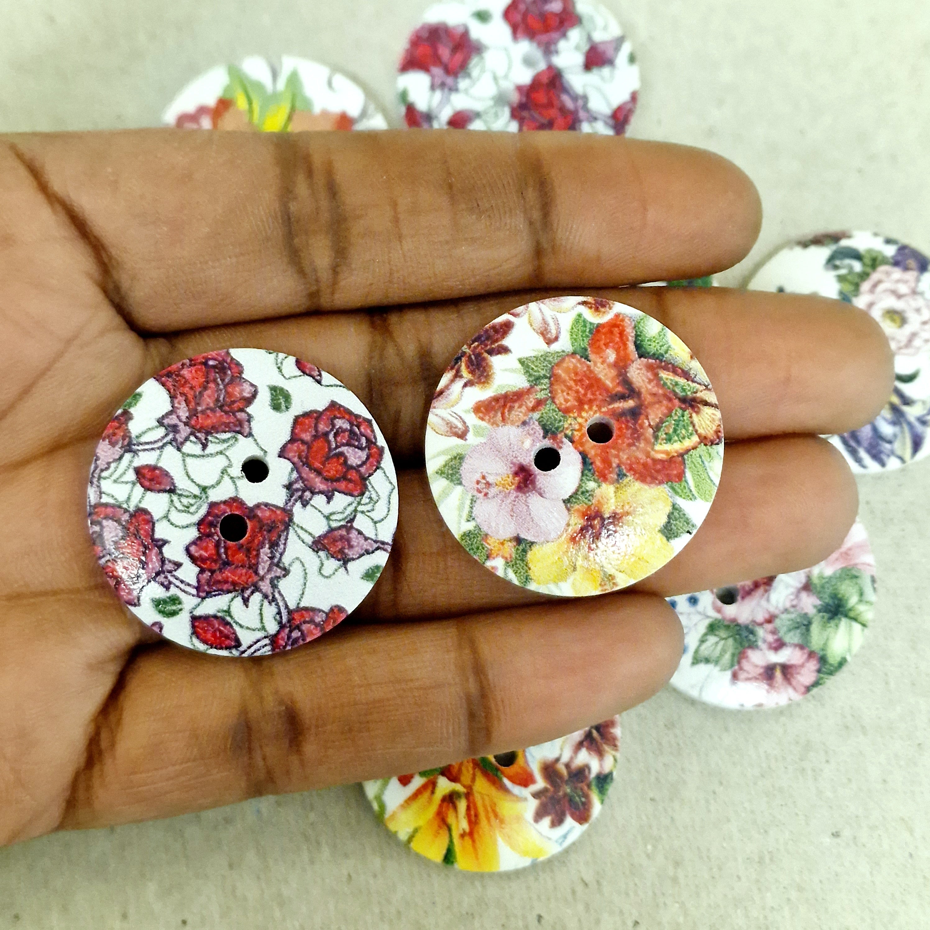 MajorCrafts 12pcs 30mm Mixed Floral Patterns 2 Holes Large Wooden Sewing Buttons