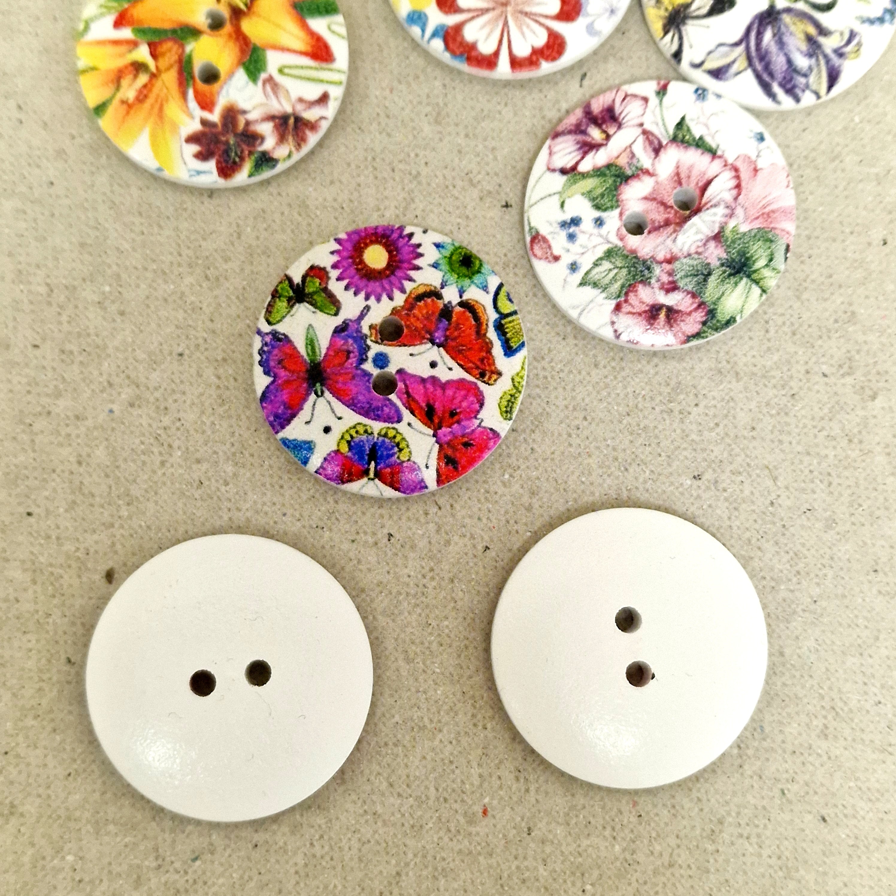 MajorCrafts 12pcs 30mm Mixed Floral Patterns 2 Holes Large Wooden Sewing Buttons