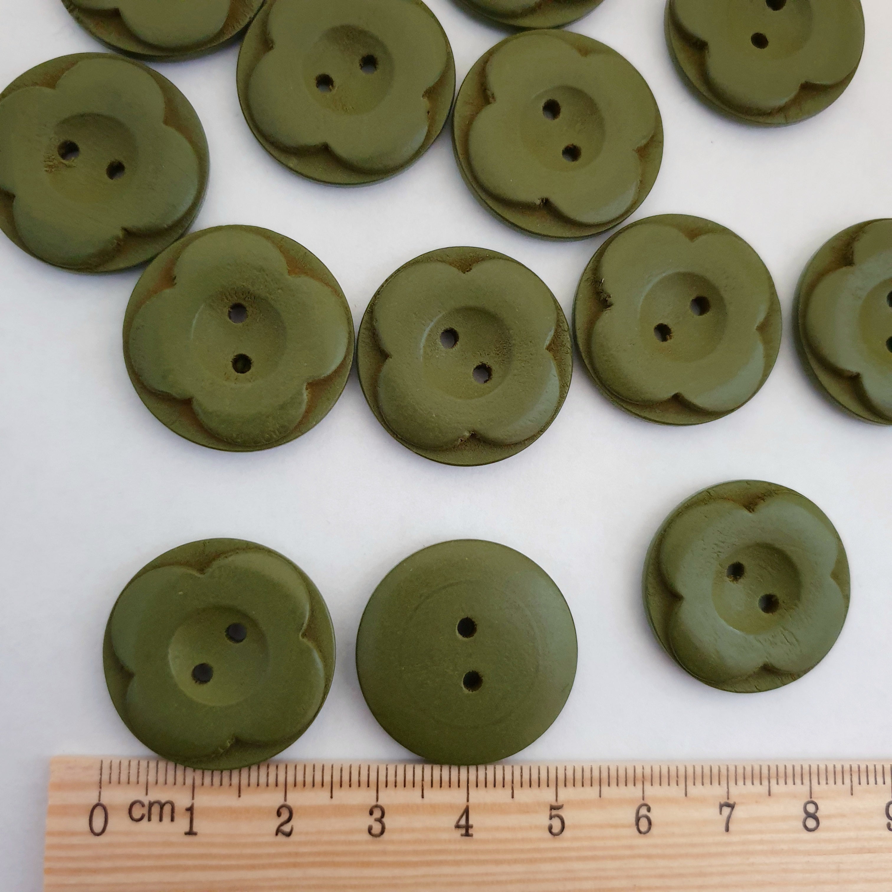 MajorCrafts 12pcs 25mm Olive Green Carved Flower 2 Holes Round Wood Sewing Buttons