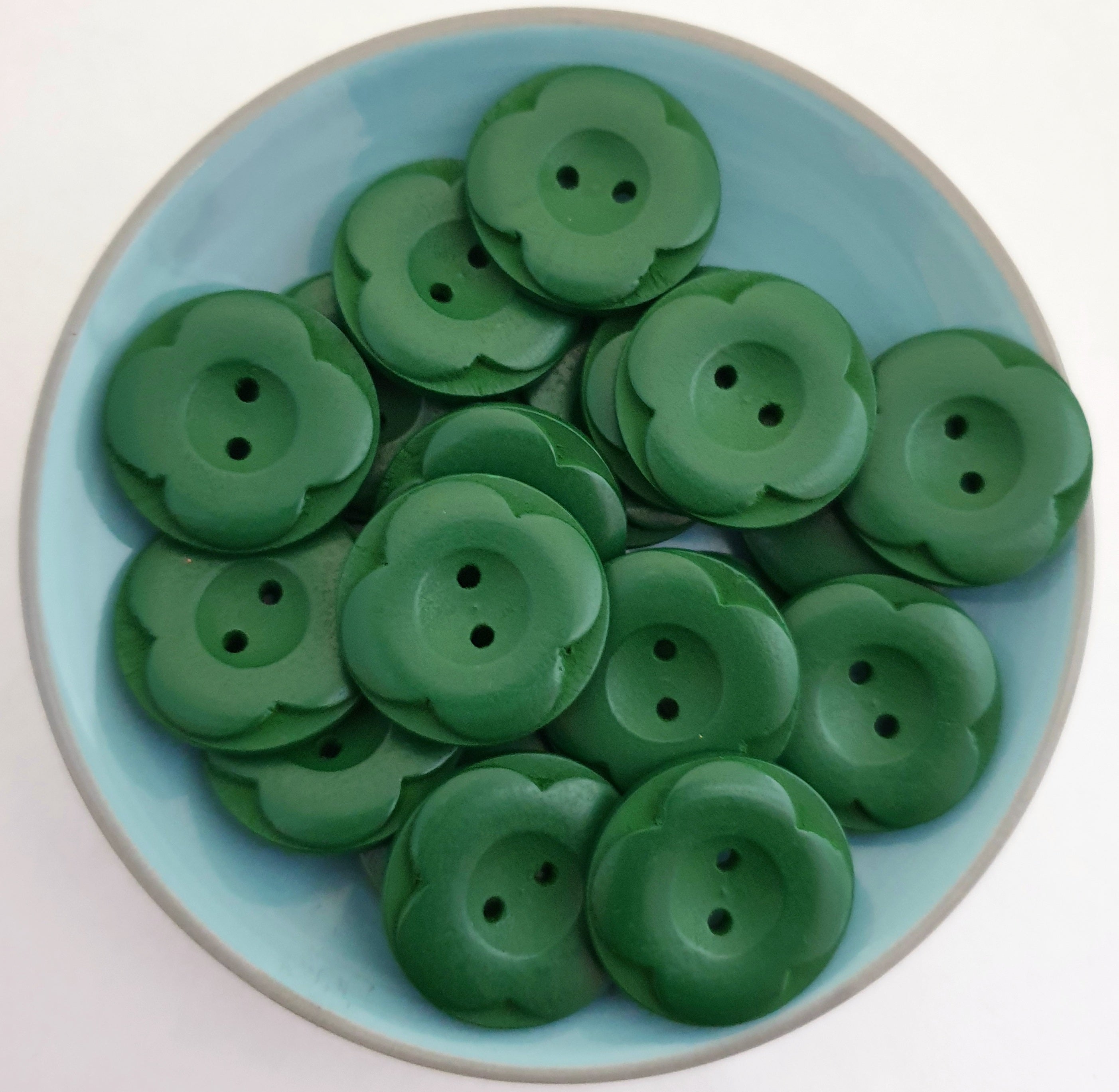 MajorCrafts 12pcs 25mm Emerald Green Carved Flower 2 Holes Round Wood Sewing Buttons