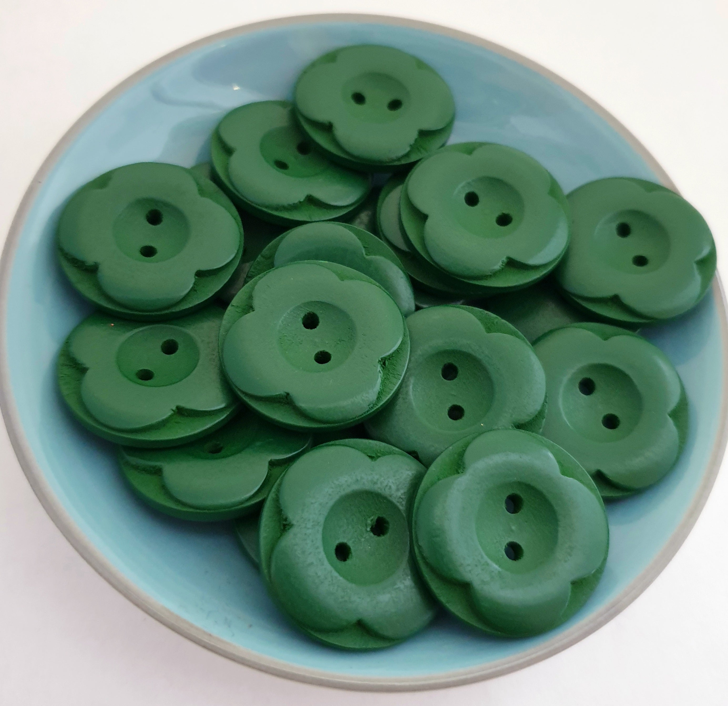 MajorCrafts 12pcs 25mm Emerald Green Carved Flower 2 Holes Round Wood Sewing Buttons
