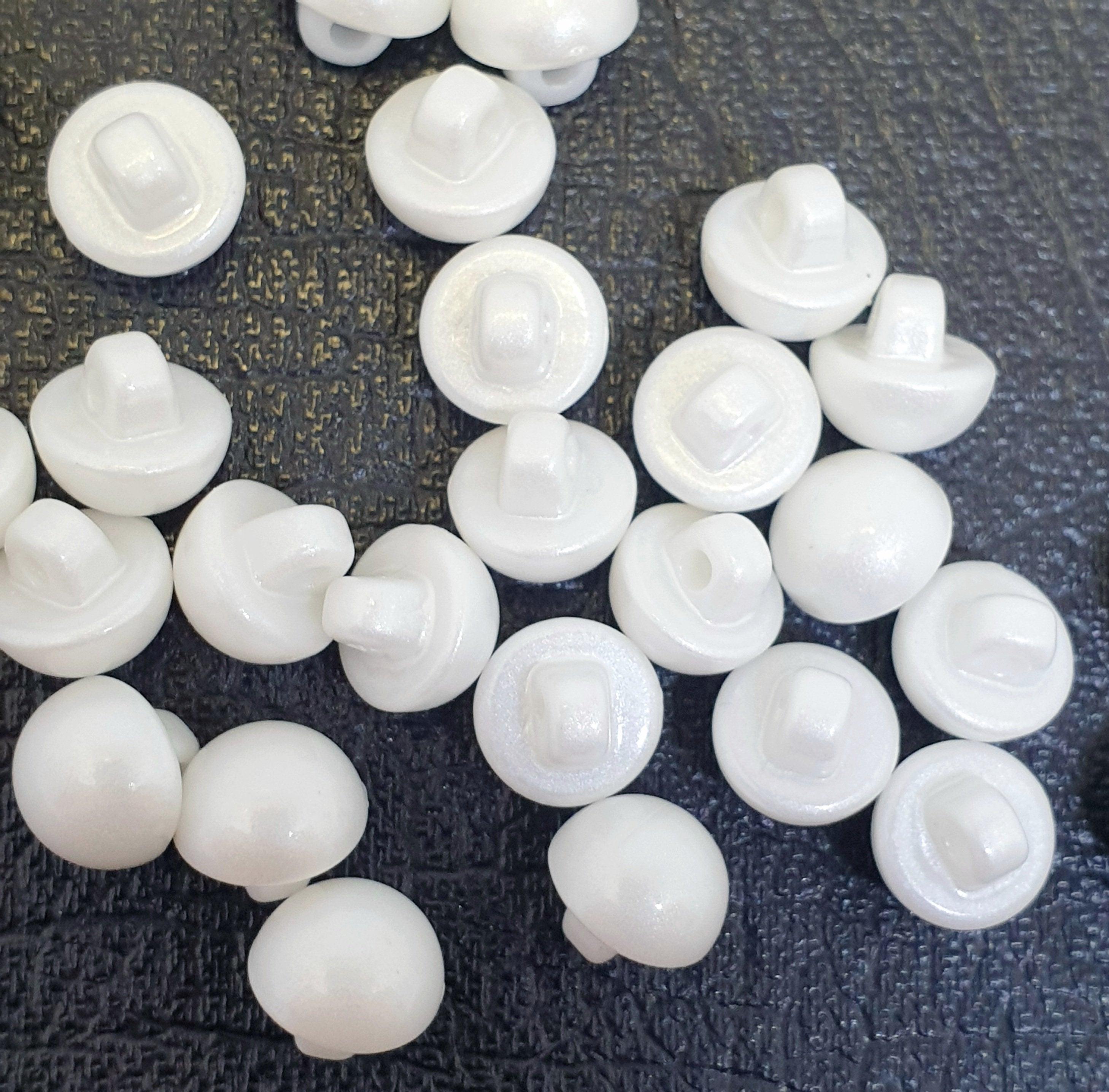 MajorCrafts 30pcs 10mm White High-Grade Acrylic Small Round Sewing Mushroom Shank Buttons