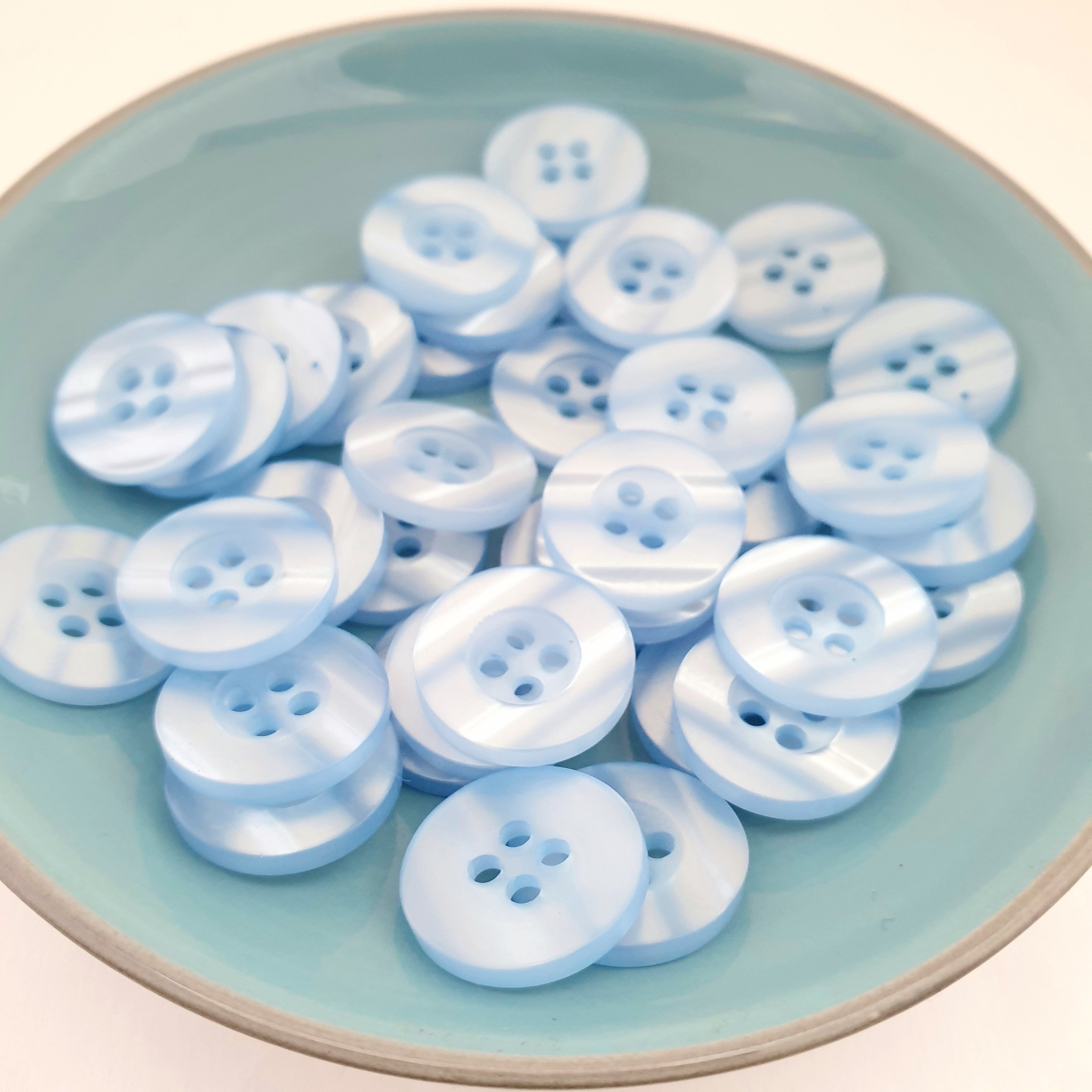MajorCrafts 50pcs 15mm Baby Blue Pearlescent 4 Holes Round Resin Sewing Buttons