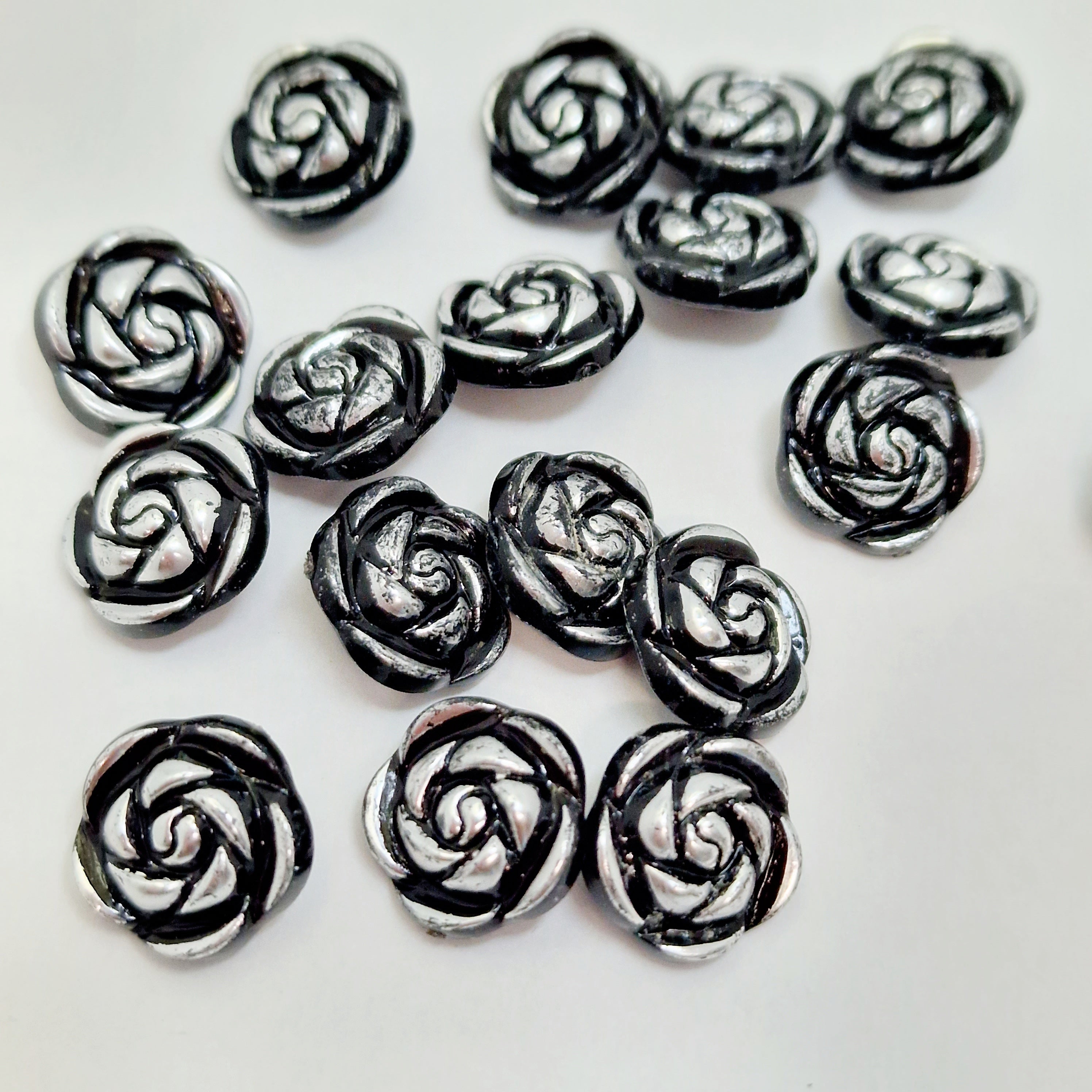 MajorCrafts 40pcs 13mm Black & Silver Rose Flower Shank Resin Buttons