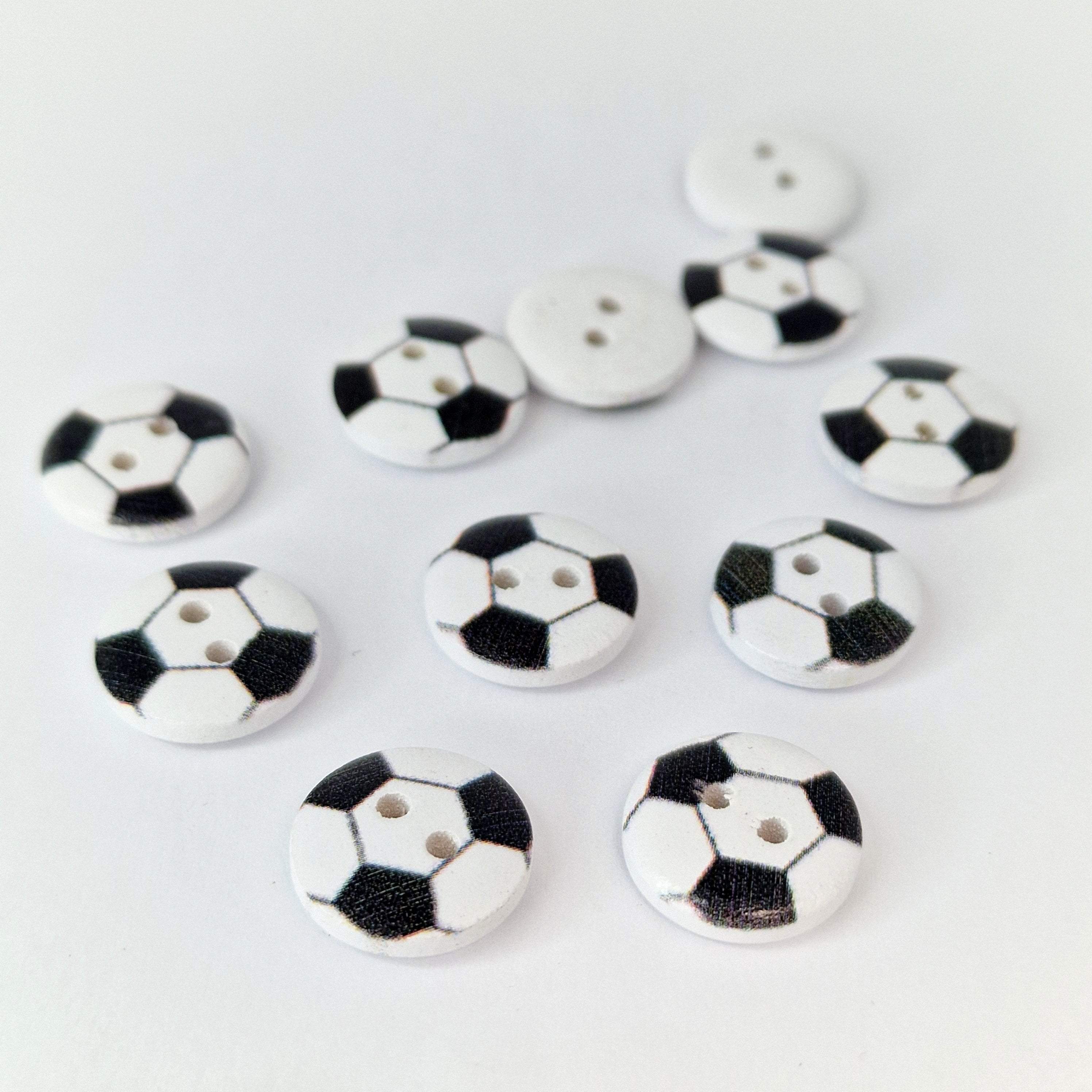 MajorCrafts 40pcs 15mm Black and White Football Round 2 Holes Wood Sewing Buttons