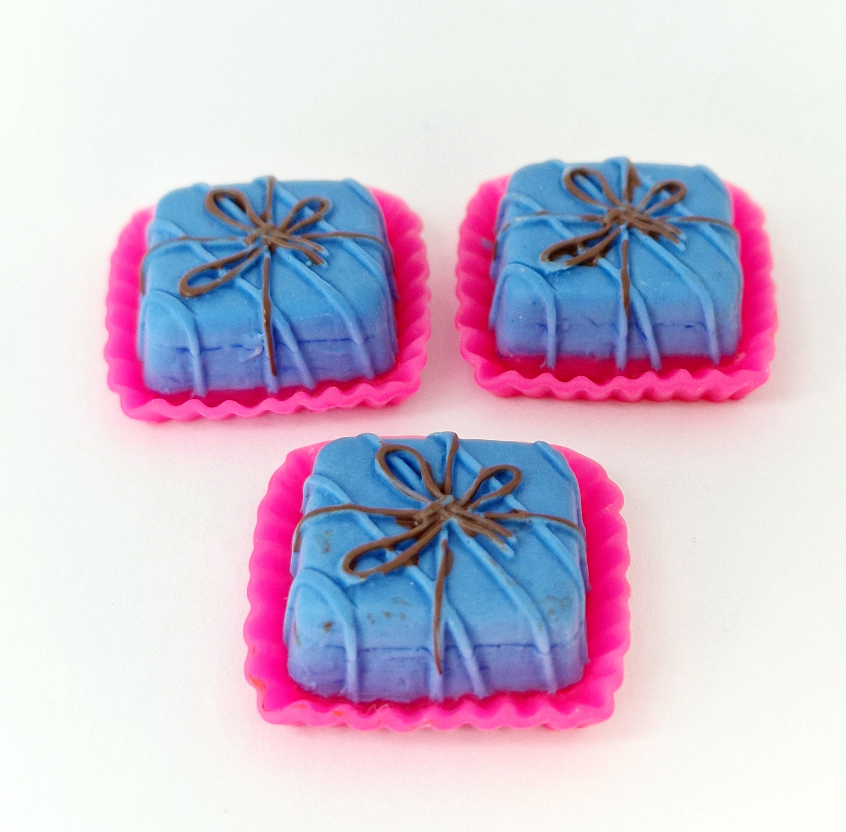 MajorCrafts 4pcs 28mm Blue and Pink Flat Back Resin Cake Kawaii Cabochons