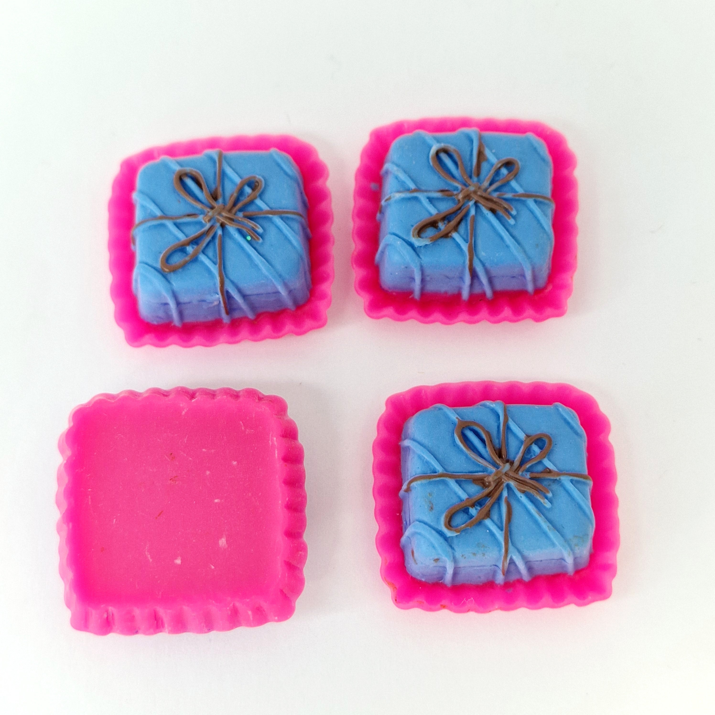 MajorCrafts 4pcs 28mm Blue and Pink Flat Back Resin Cake Kawaii Cabochons