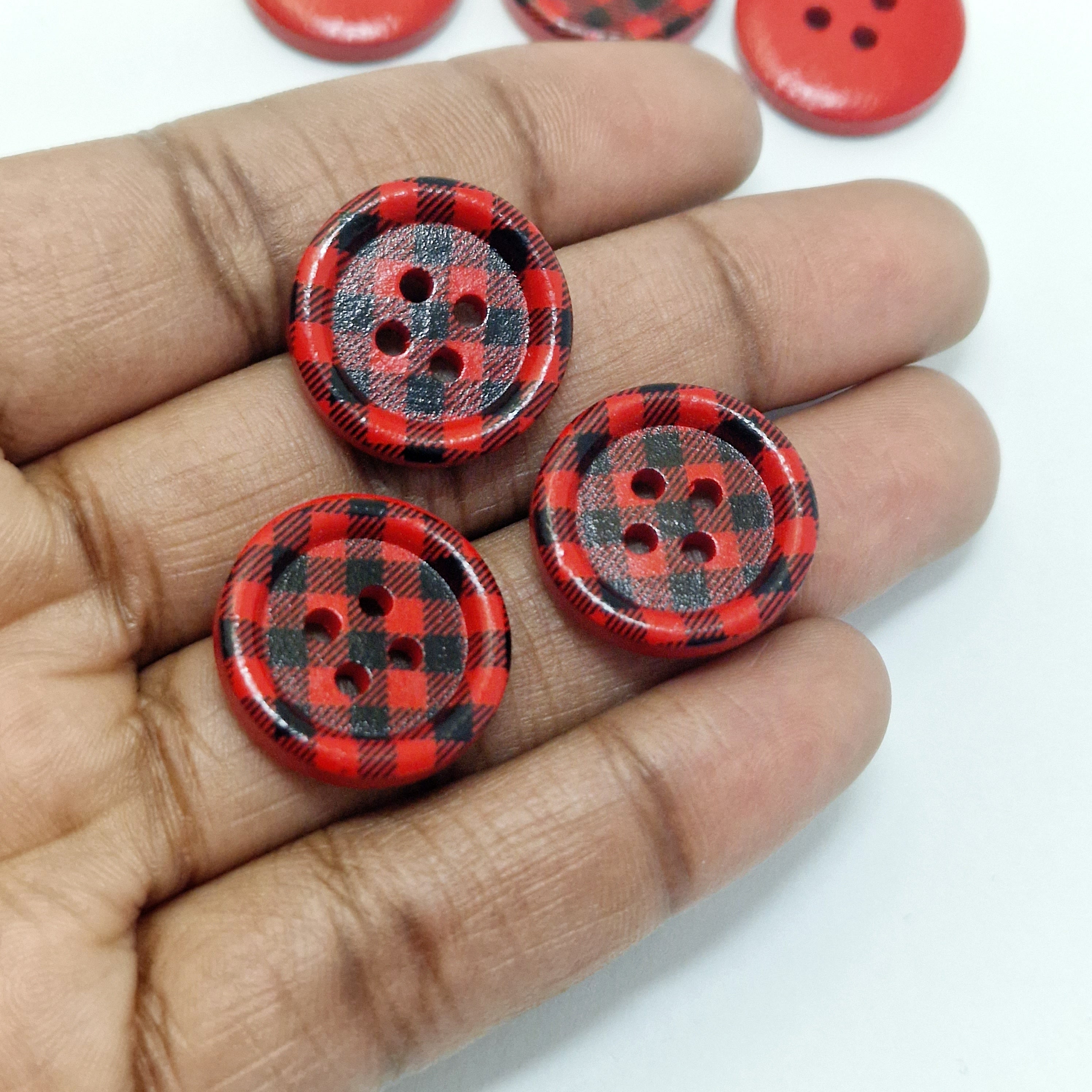 MajorCrafts 40pcs 20mm  Red and Black Checkered 4 Holes Wooden Sewing Buttons
