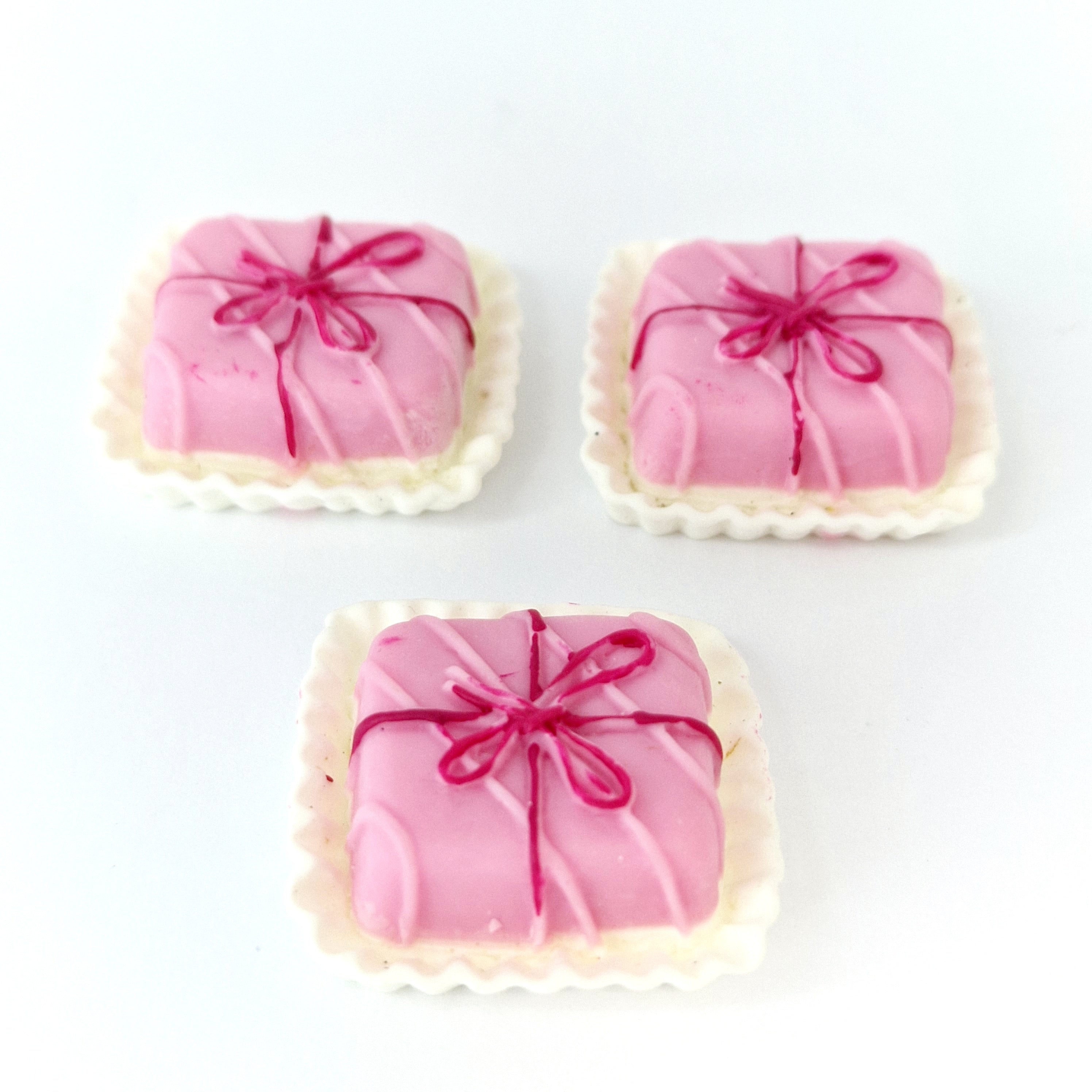 MajorCrafts 4pcs 28mm Rose Pink Flat Back Resin Cake Kawaii Cabochons