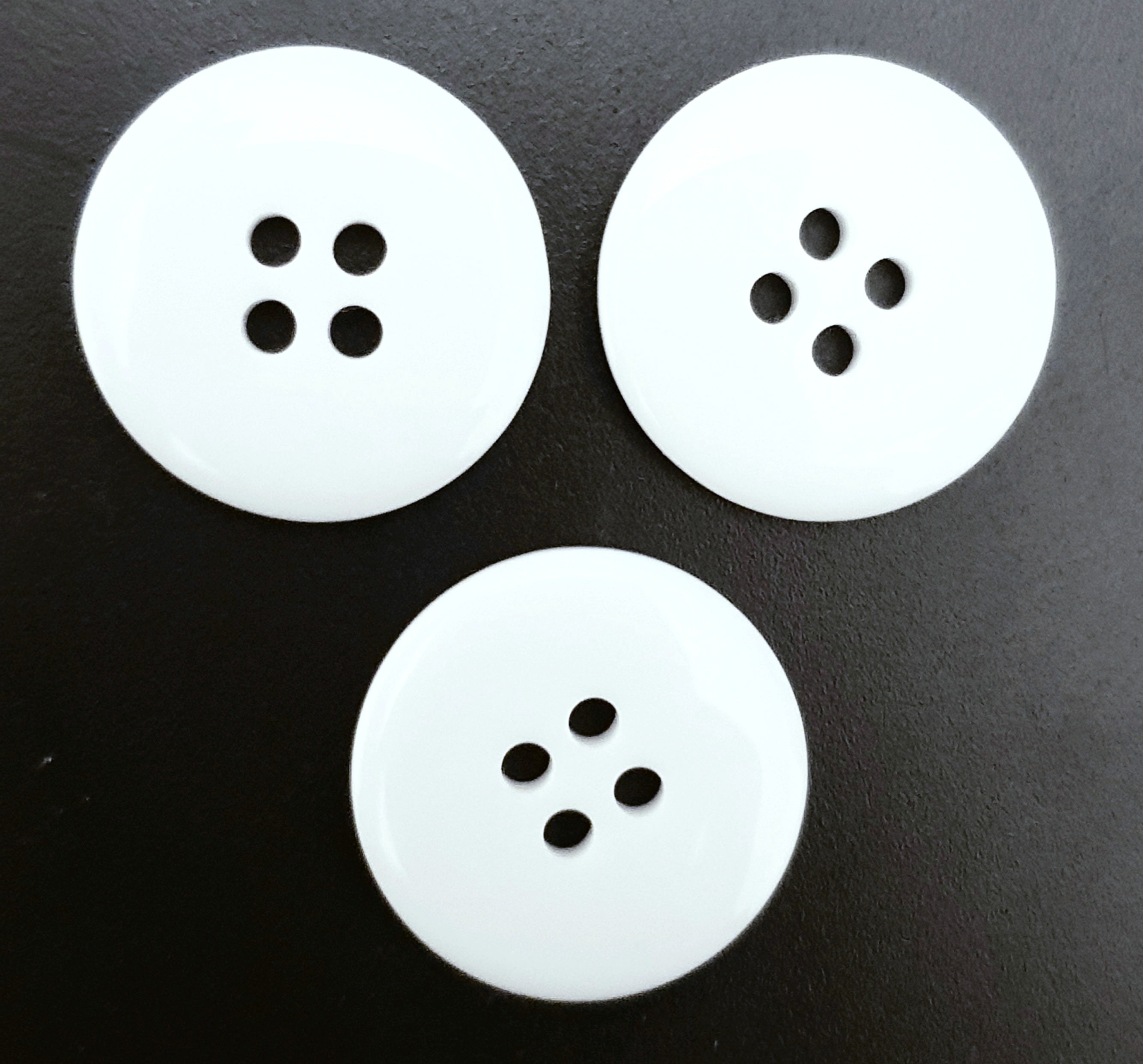 MajorCrafts 30pcs 20mm Whiter 4 Holes Round Resin Sewing Buttons - Flat Edge